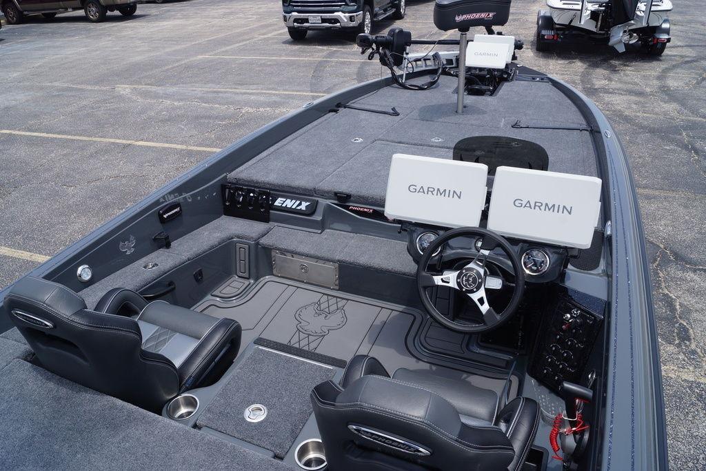 2027 Phoenix 921 Elite X II boat interior with dual Garmin displays and sleek seating.