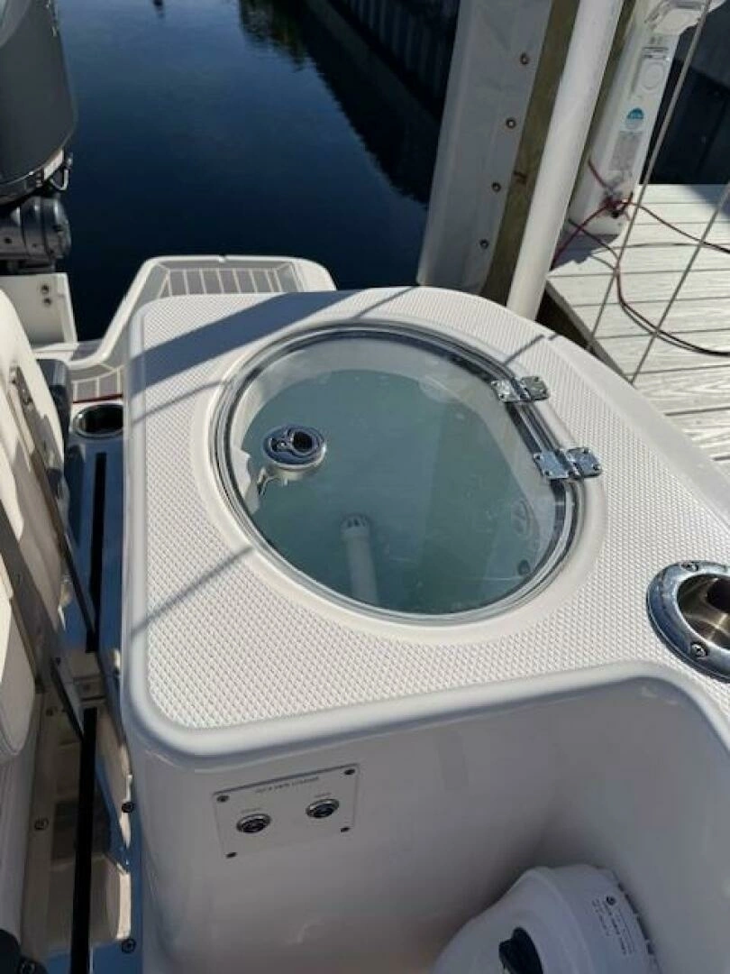2021 Robalo R317 - Image 15