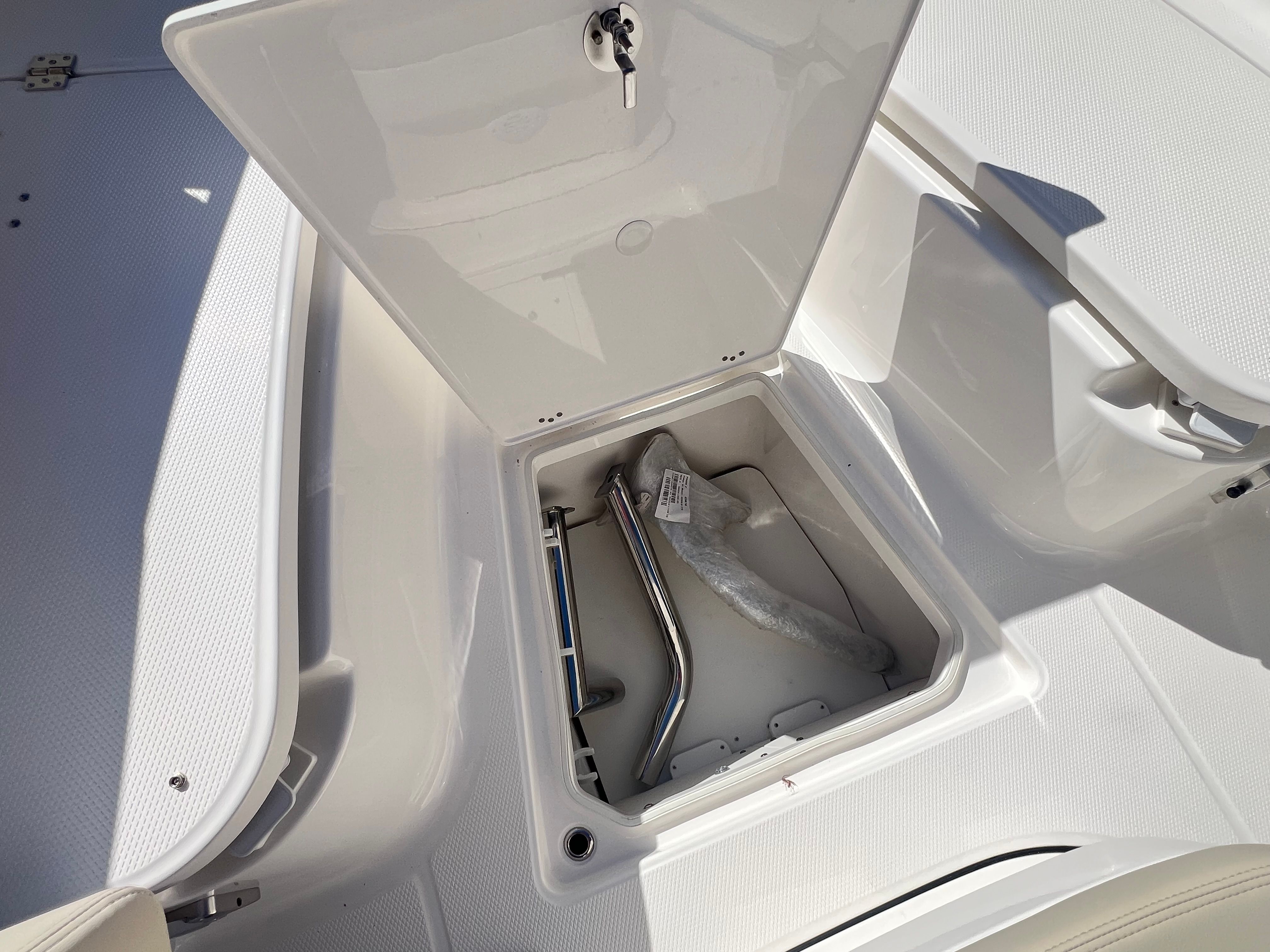 2026 Robalo R270 Center Console - 22