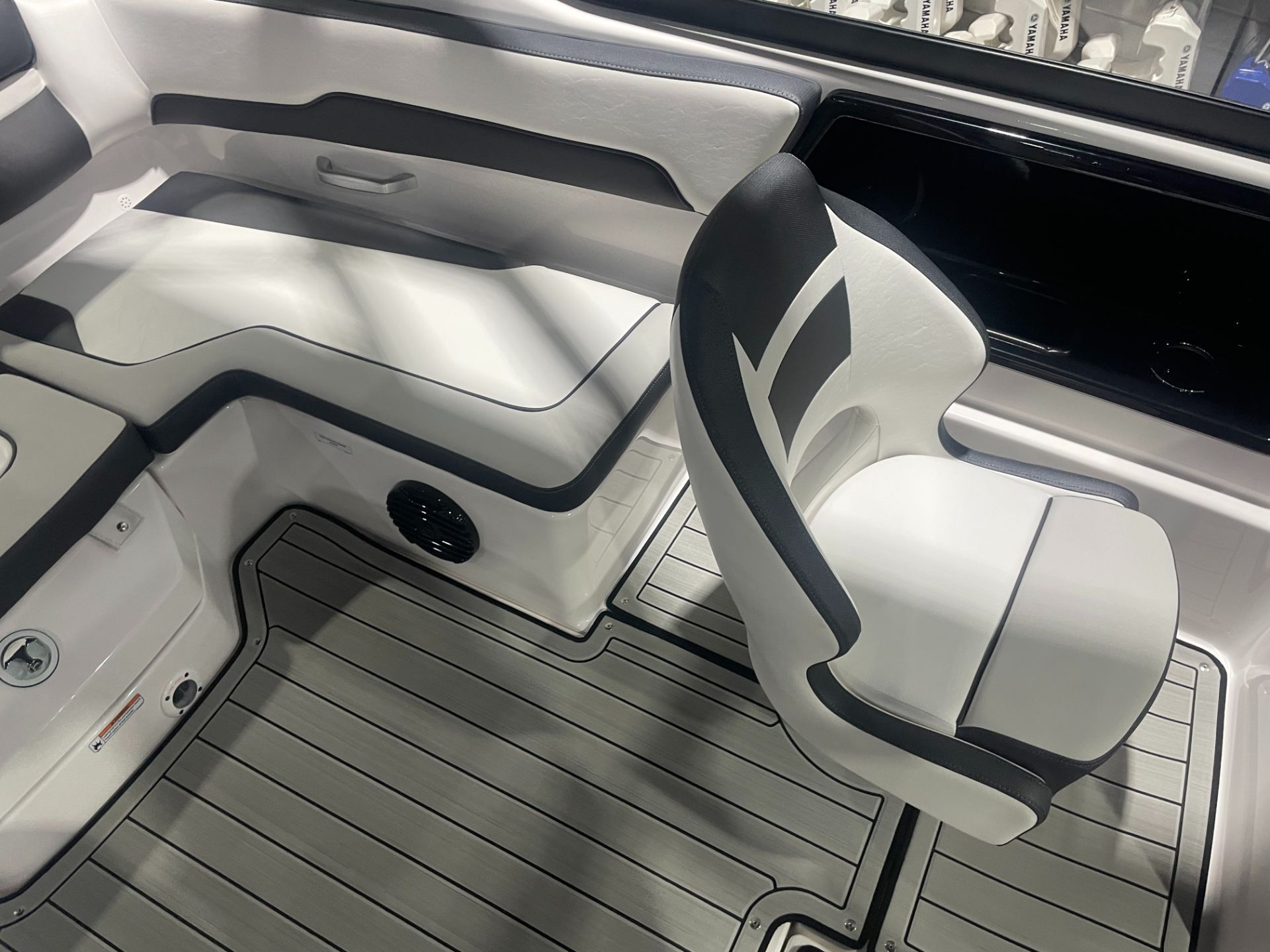 2025 Yamaha Boats 195S - 10