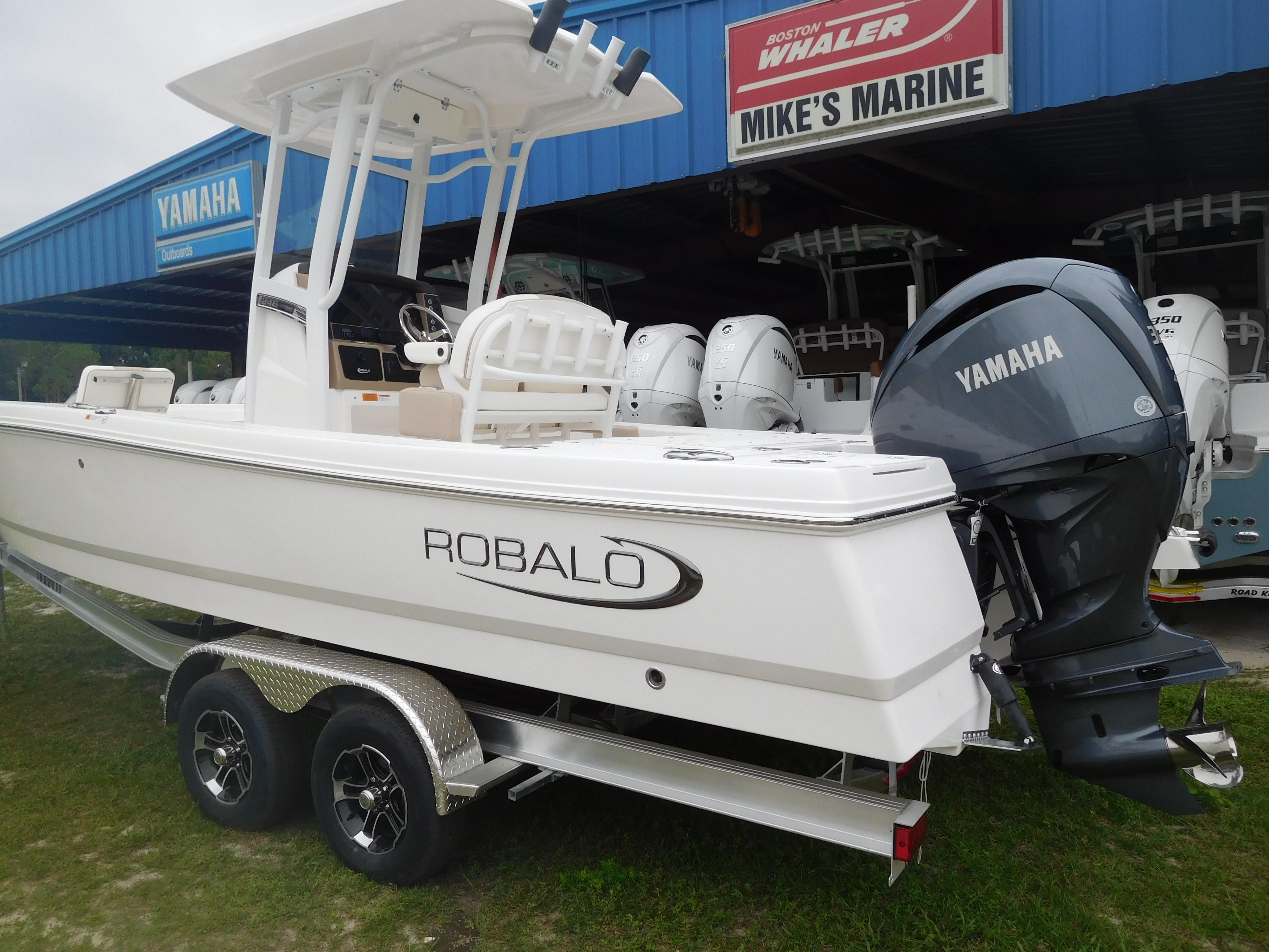 2025 Robalo 246 Cayman