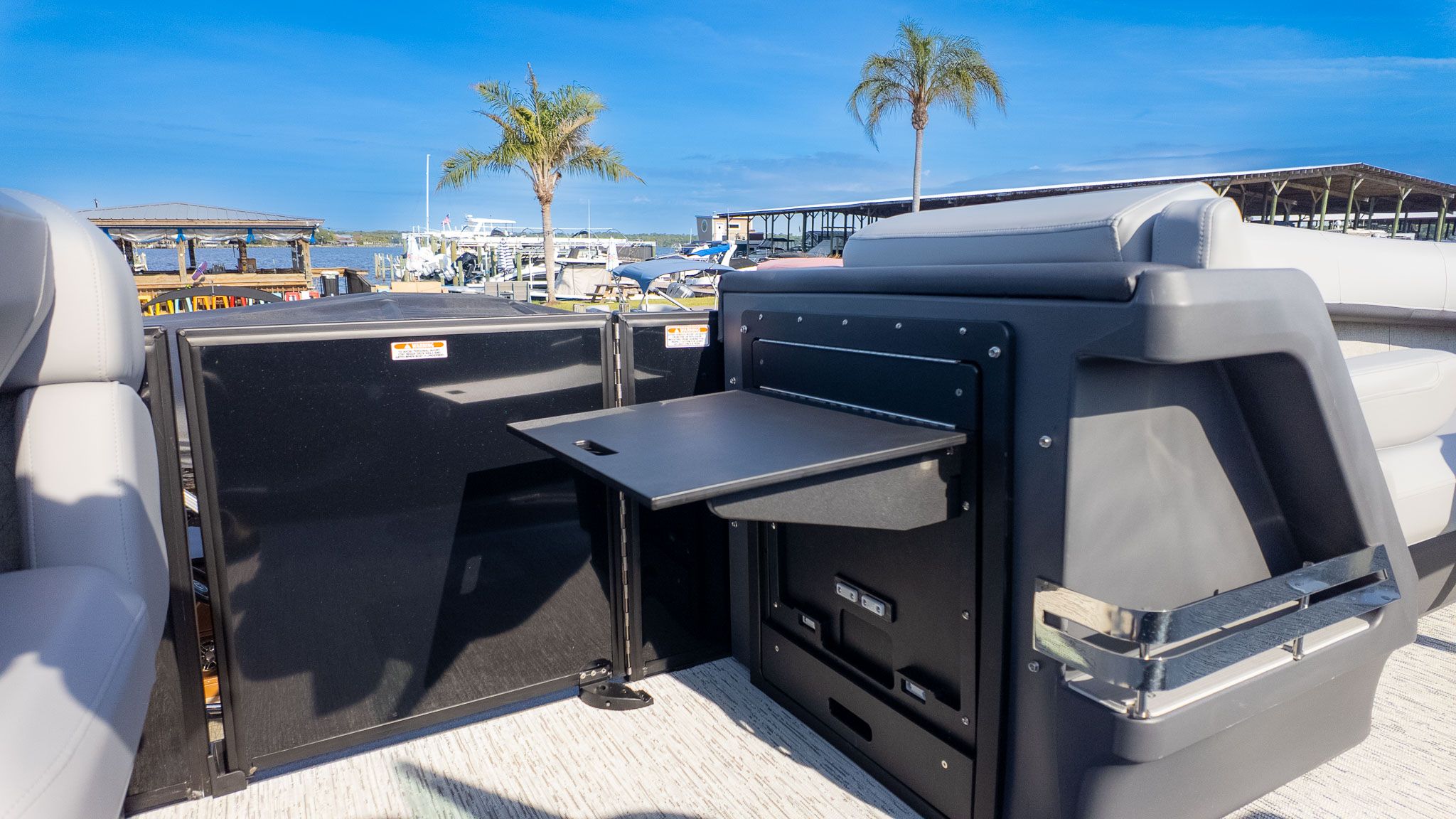 2026 Bennington 24 M Stern Lounge - 11