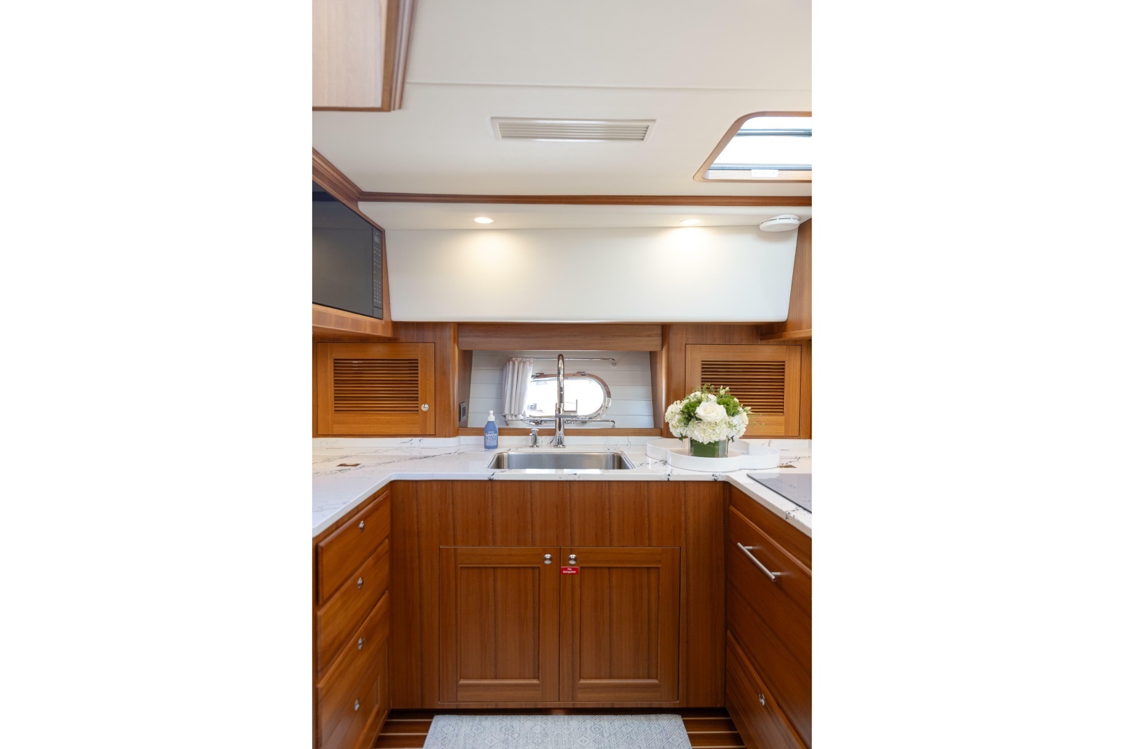 2027 Hunt Yachts Ocean 63 Flybridge - Image 9