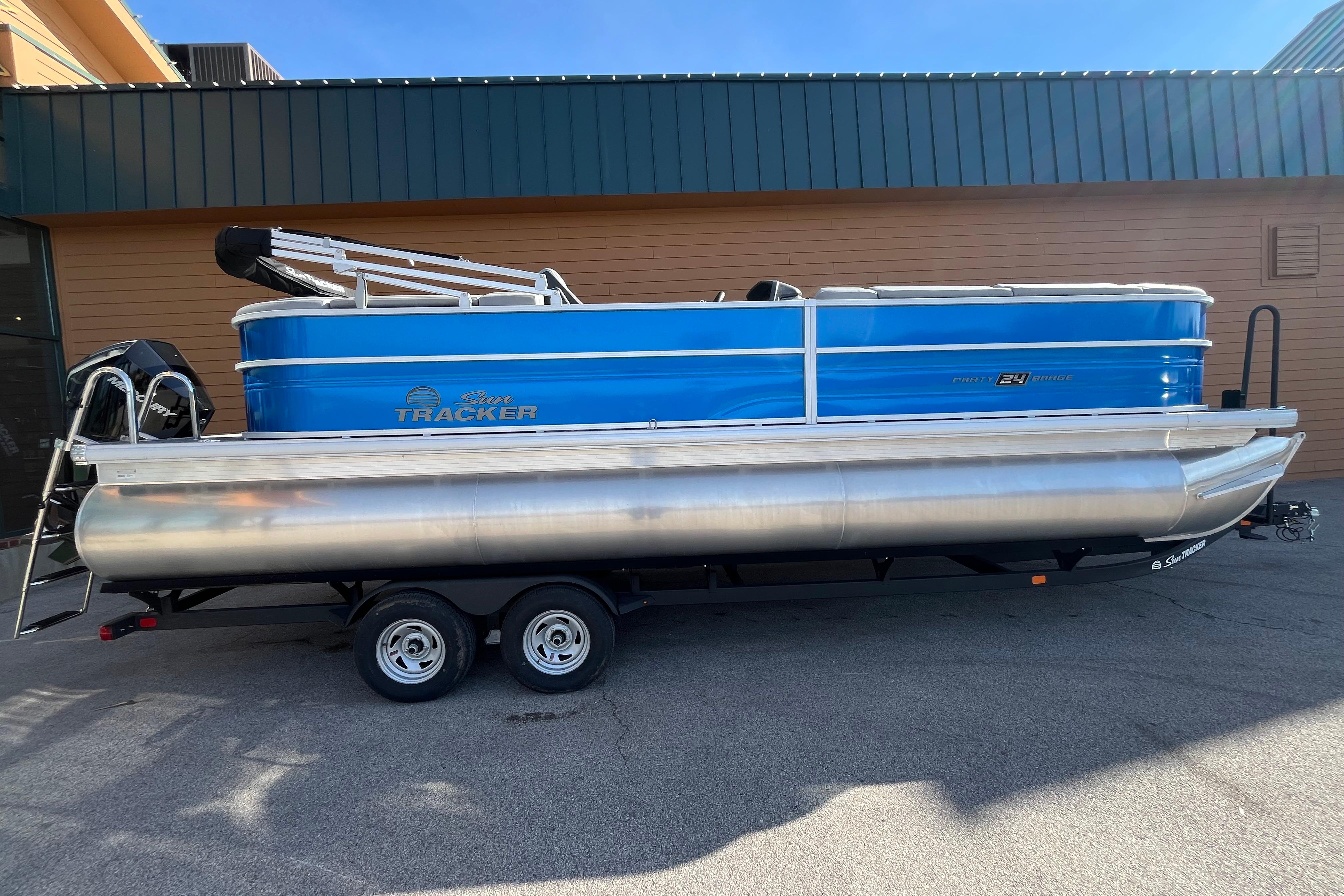 2026 Sun Tracker Party Barge 24 XP3