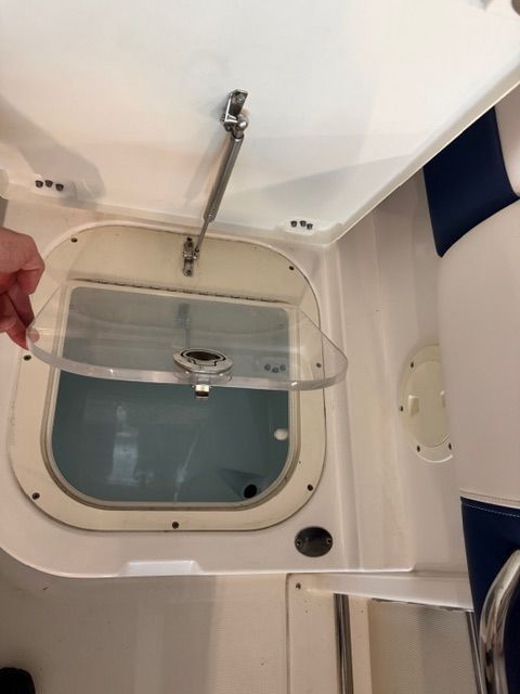 2018 Robalo R227 Dual Console - 17