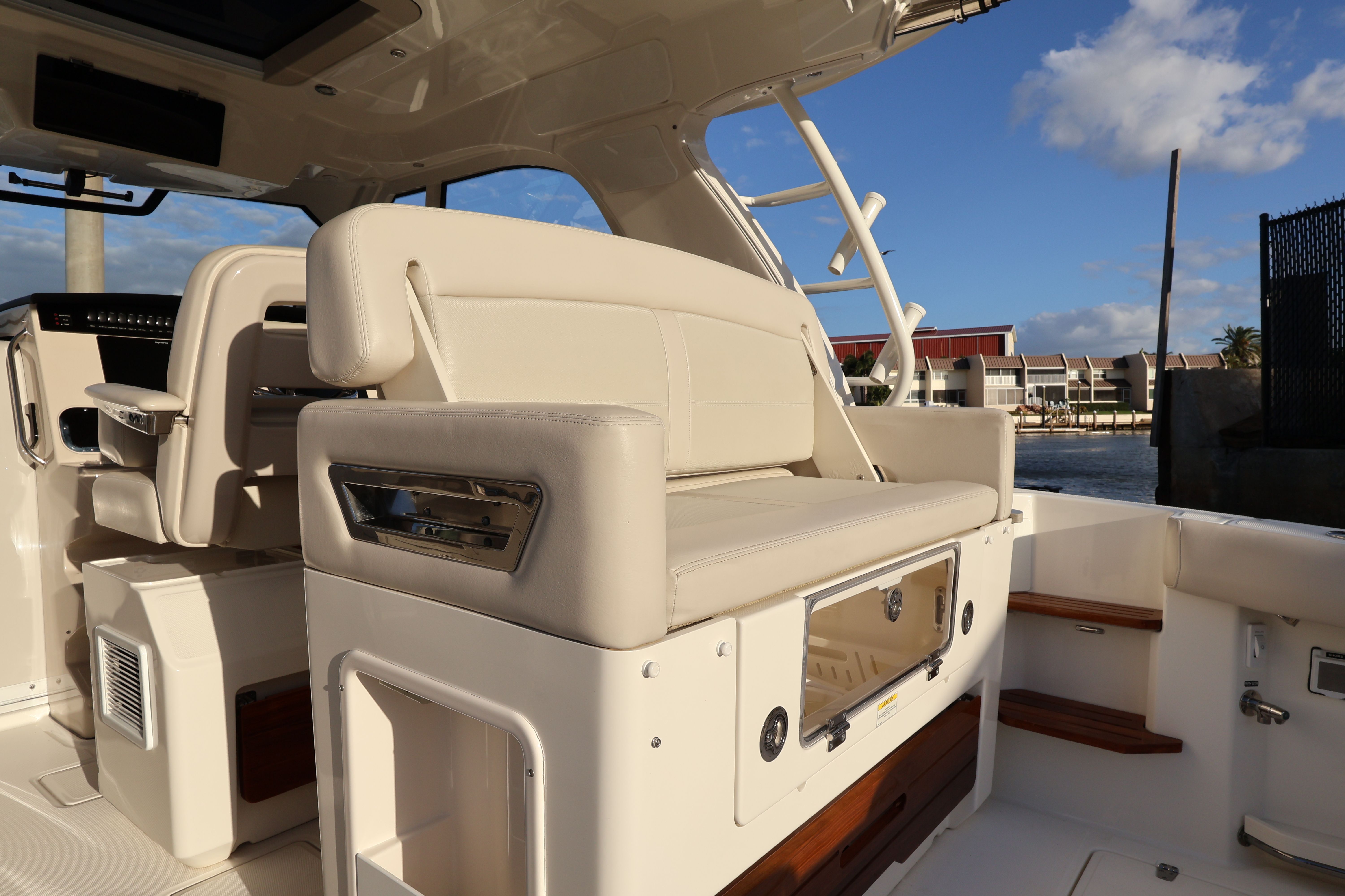 2019 Boston Whaler 380 Realm - 16