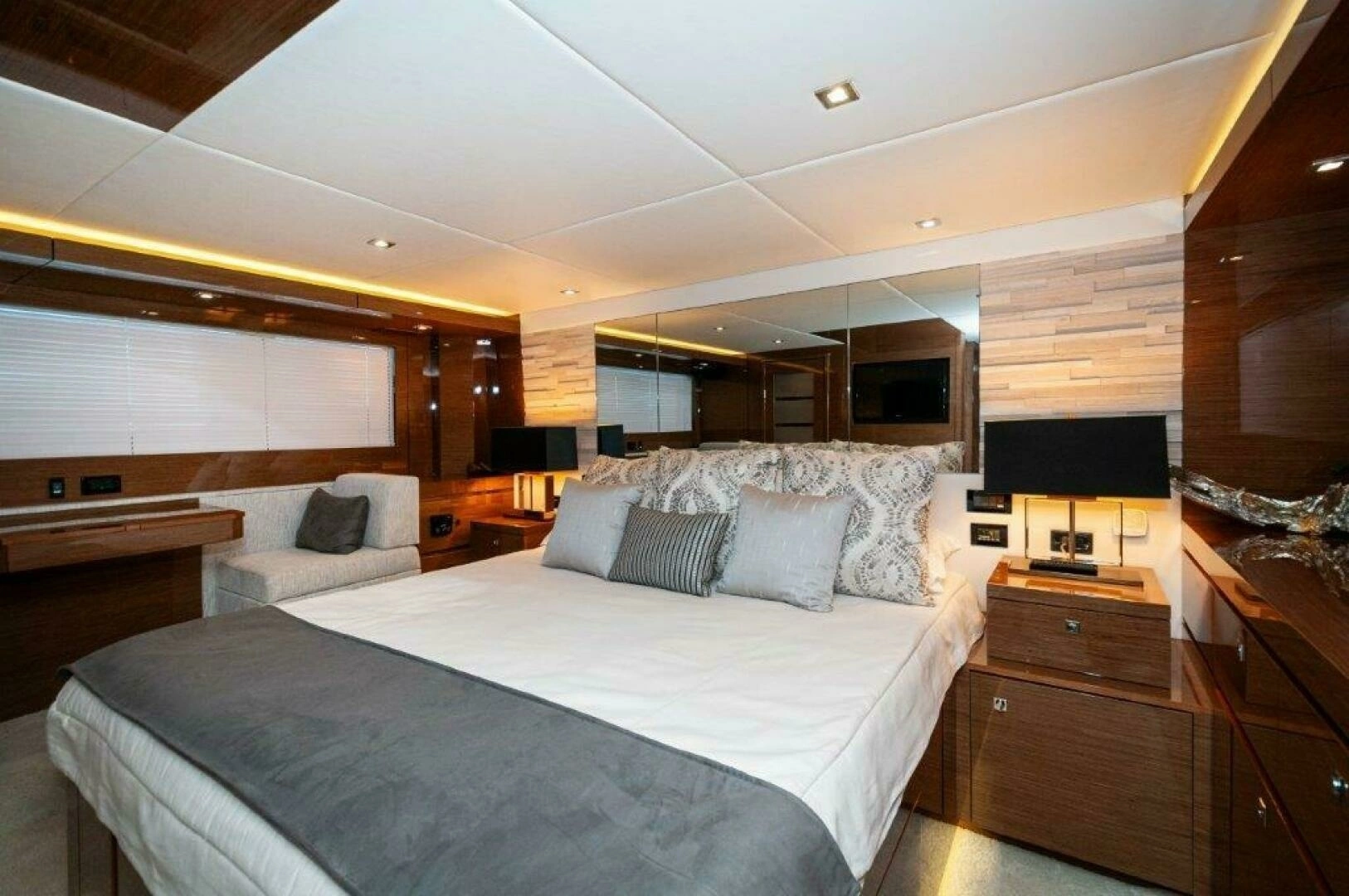 2020 Cruisers Yachts 60 Cantius - Image 20