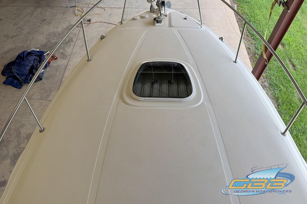 2006 Sea Ray Sundancer 260 boat deck with hatch, viewed from above.