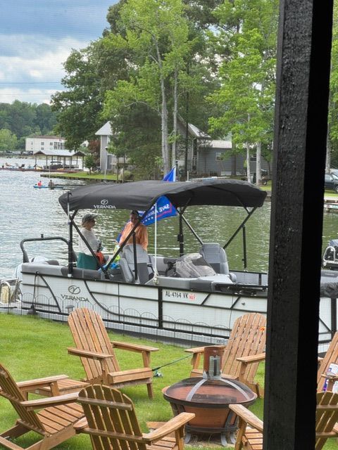 Veranda VR22RC 2021 pontoon boat on a lake with green surroundings.