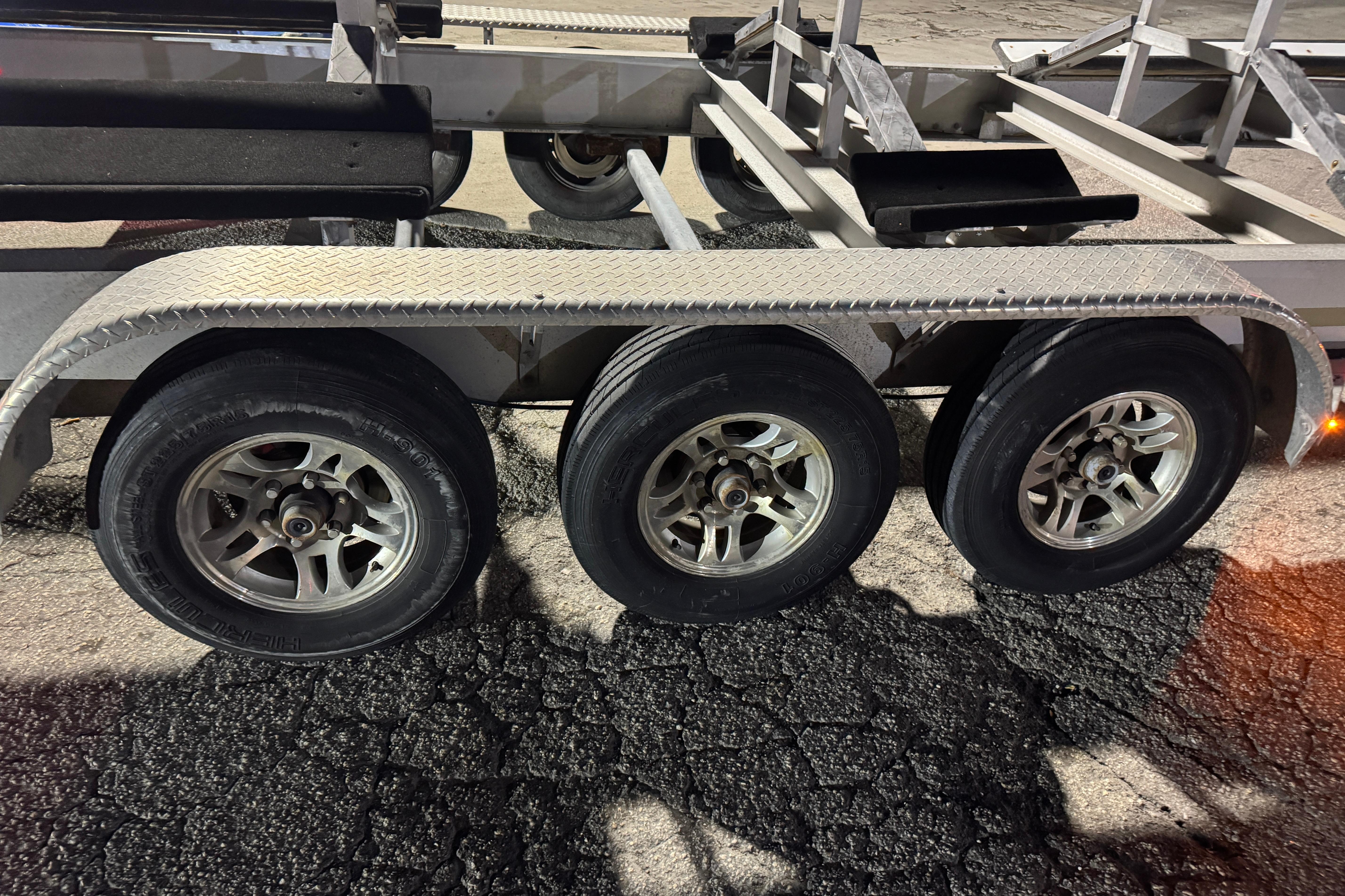Triple axle trailer with metal fenders, Freeman 34VH model, 2022.
