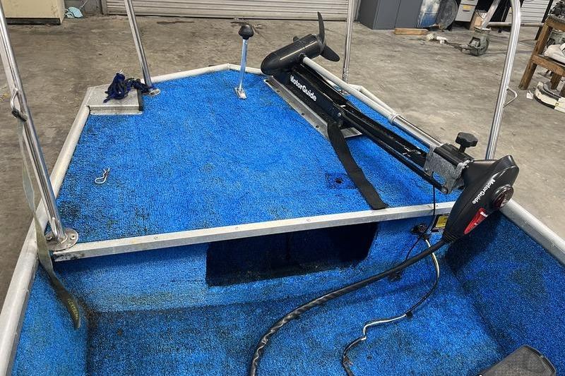 2006 SCANDY WHITE 1310 boat interior with blue carpet and MotorGuide trolling motor.