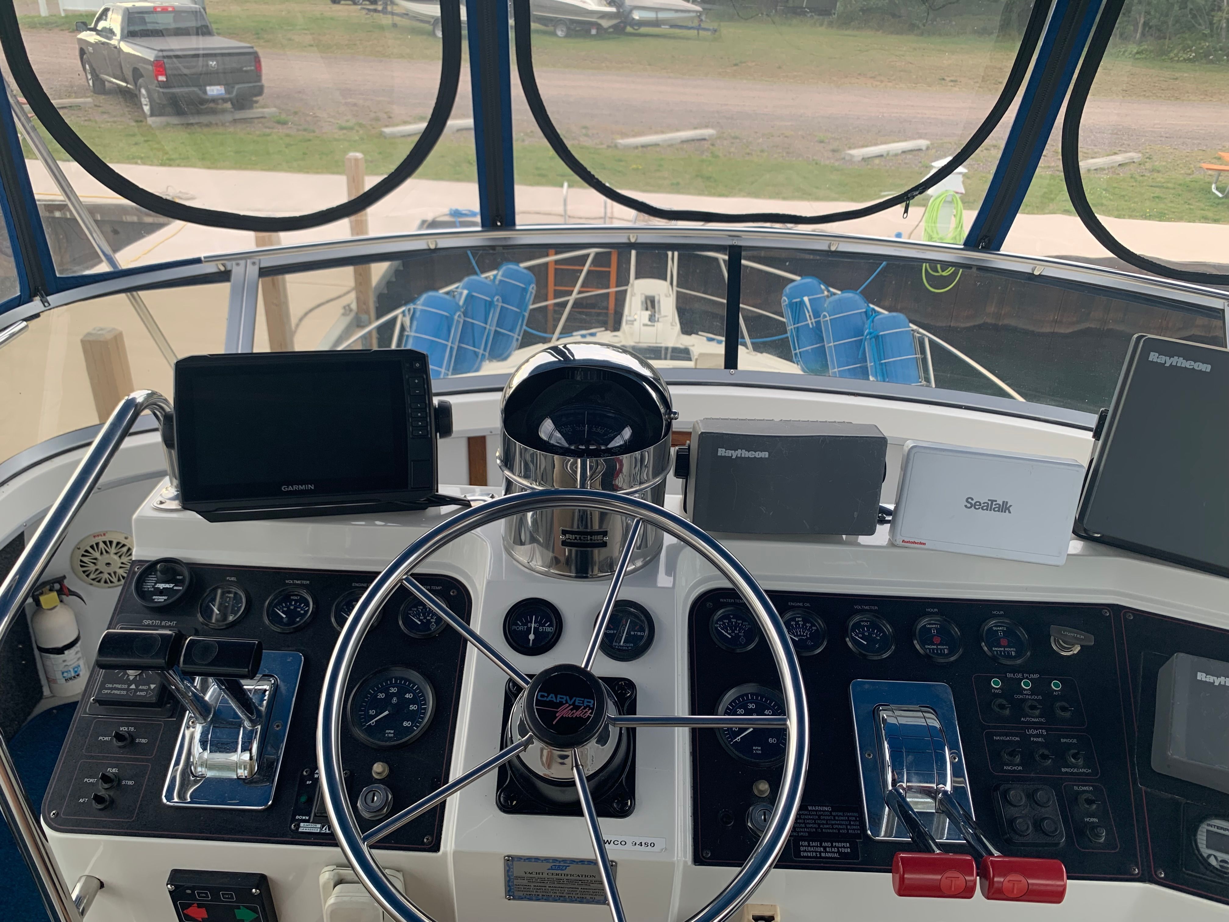 1994 Carver 430 Cockpit Motor Yacht - 4