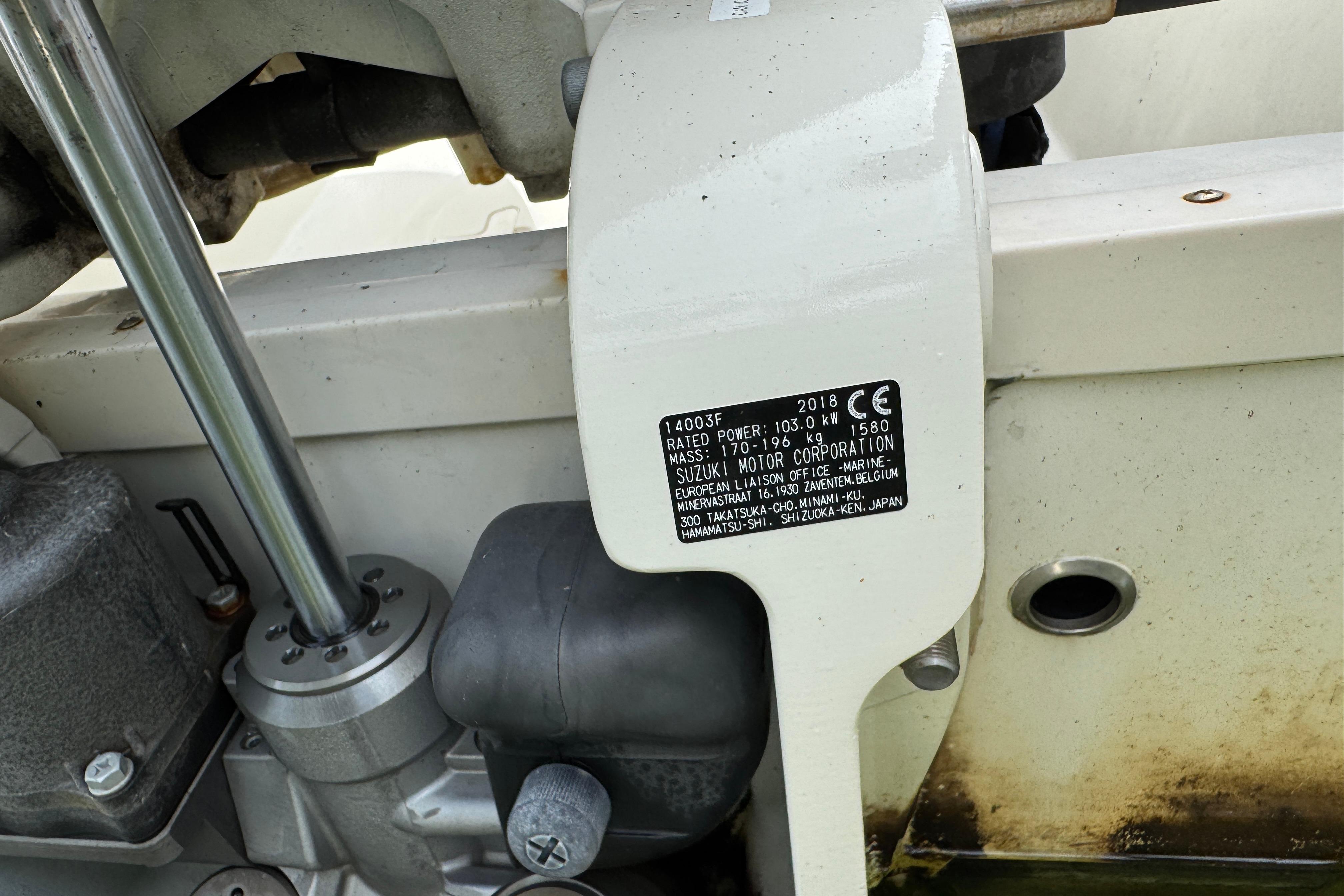 2018 Stingray 204 LR boat engine label with specifications and Suzuki Motor Corporation details.