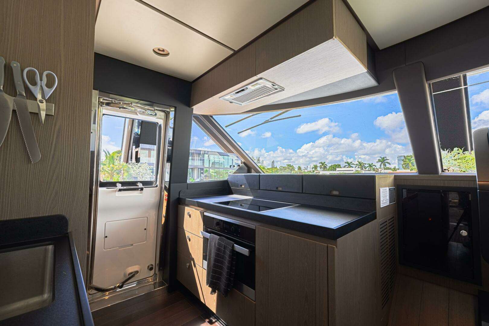 2022 Azimut Magellano 66 - Image 21