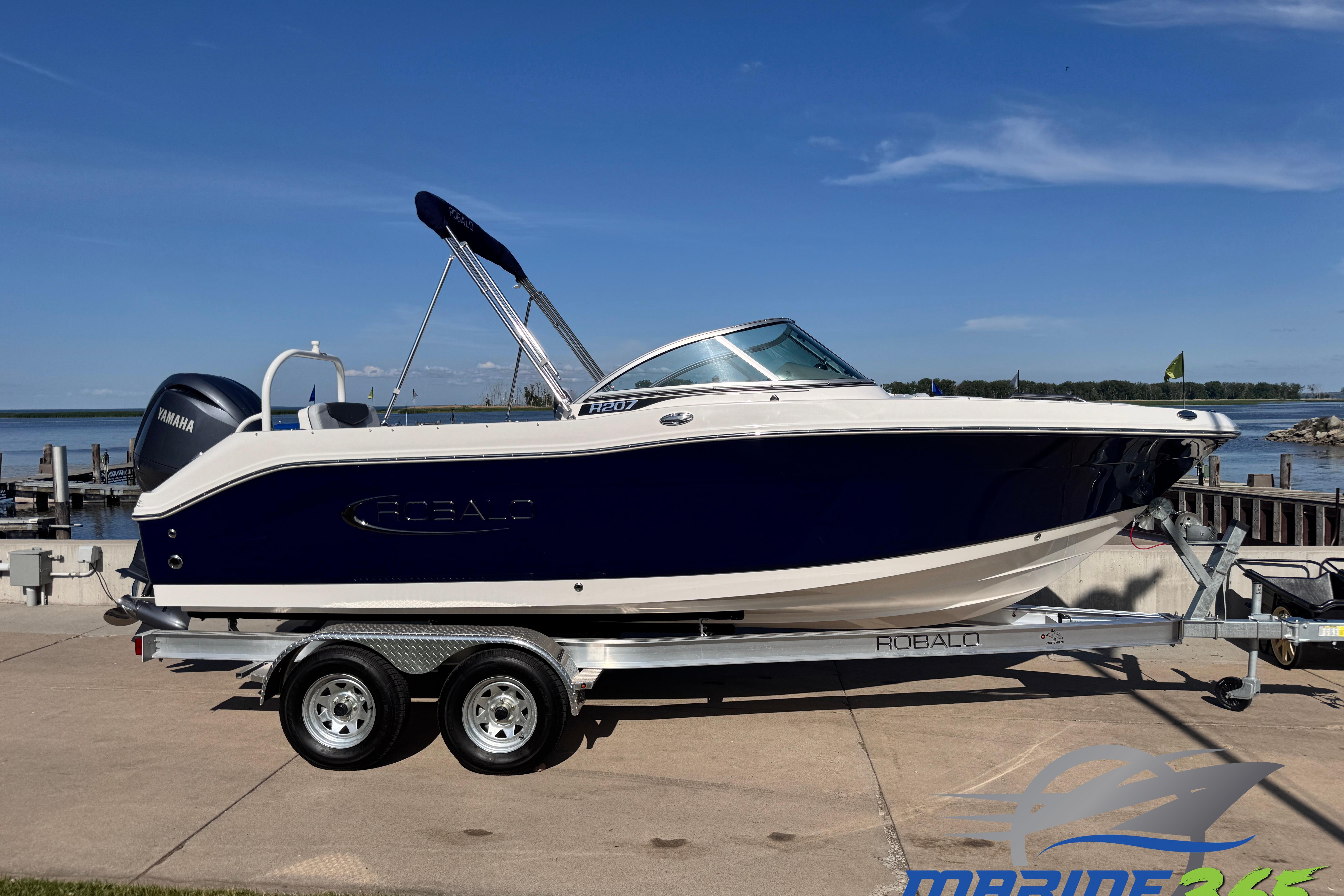 2026 Robalo R207 Dual Console