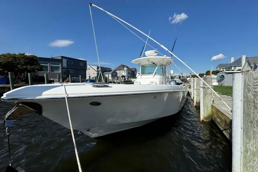 2011 Everglades 325 Center Console