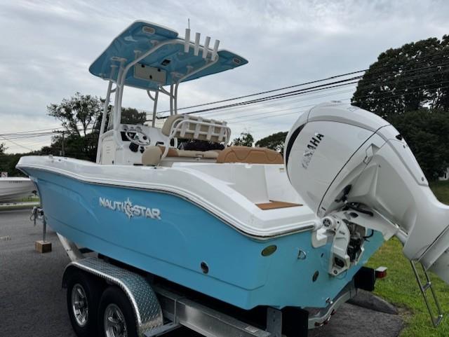 2025 NauticStar 222L Offshore boat on trailer, featuring Yamaha outboard motor.