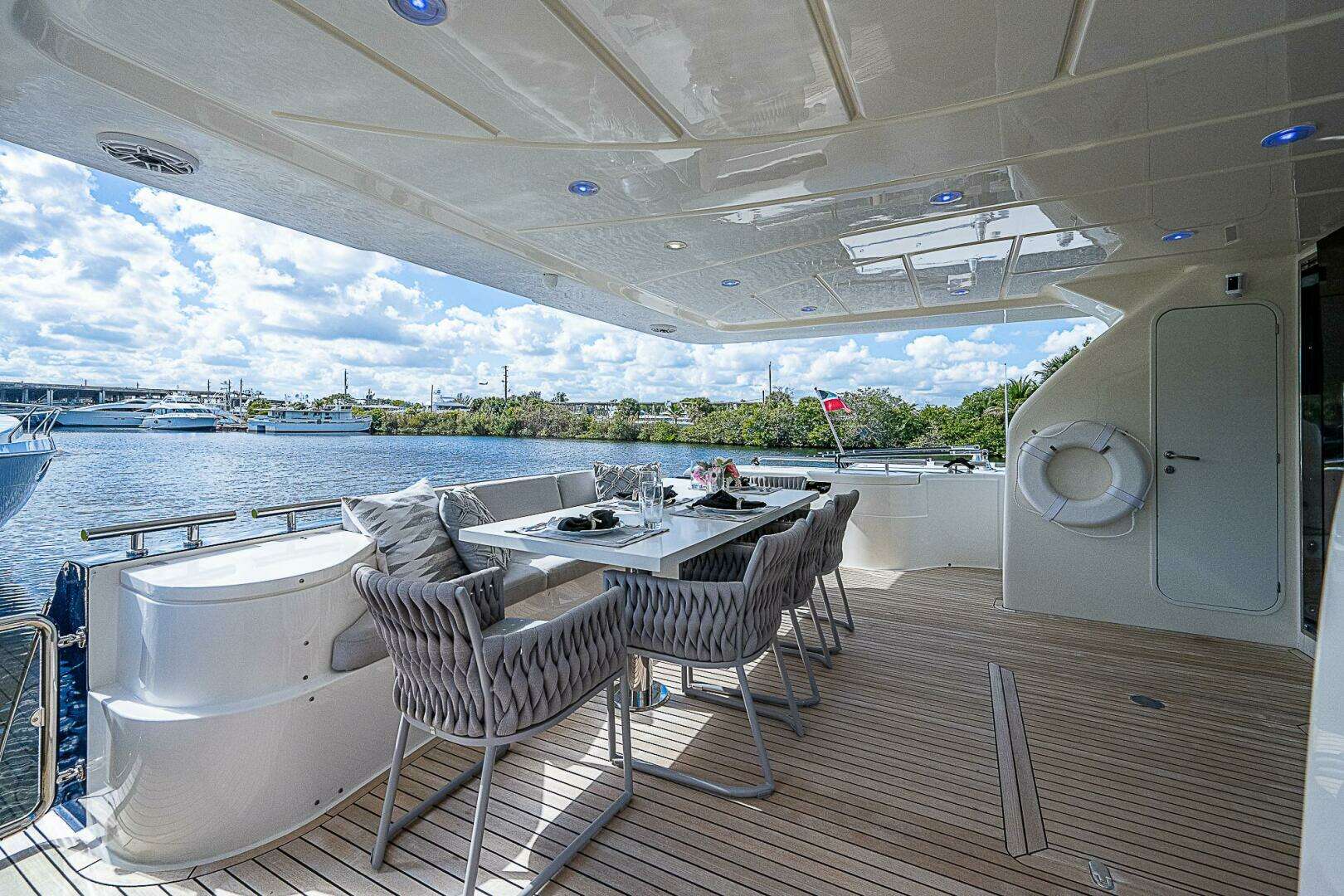 2006 Ferretti Yachts 830 - Image 26