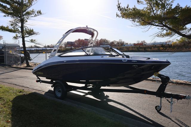 2026 Yamaha Boats 195 S BOTH COLOR AVAILABLE - 3