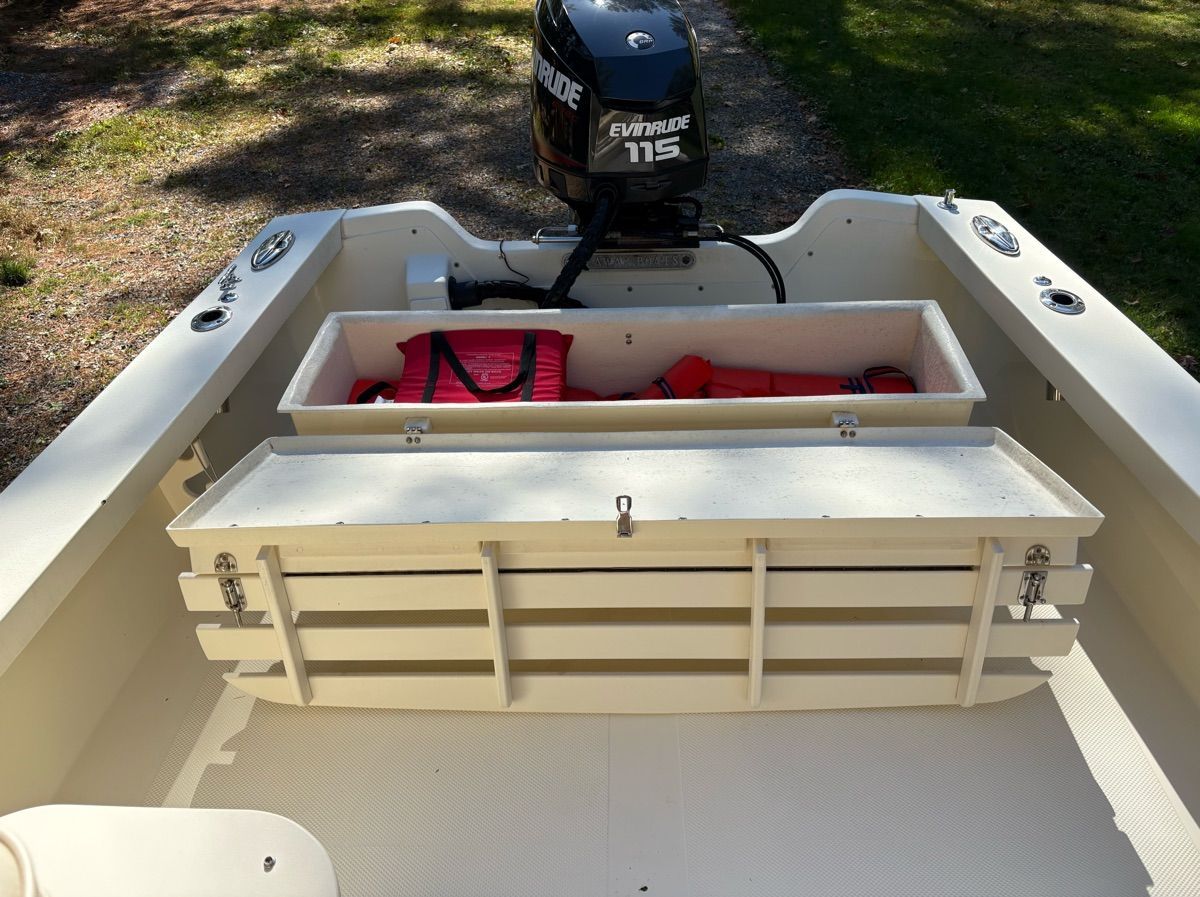 The image shows the stern of a Seaway Seafarer 21 boat with an Evinrude 115 motor.