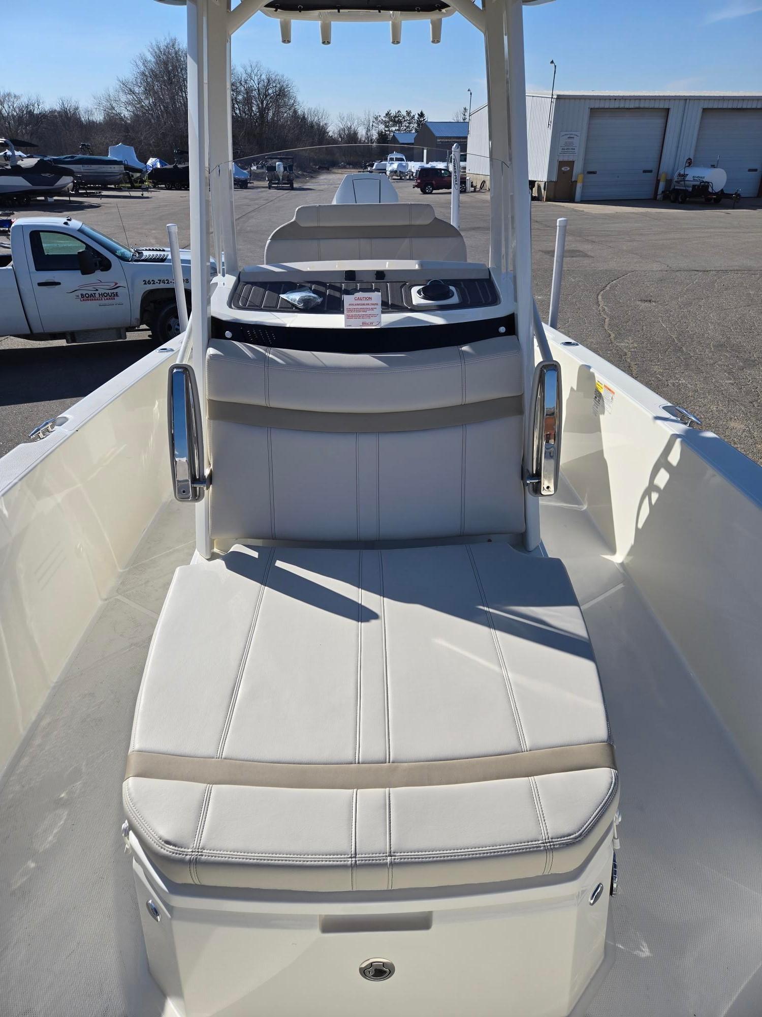 2025 Boston Whaler 250 Dauntless - 10