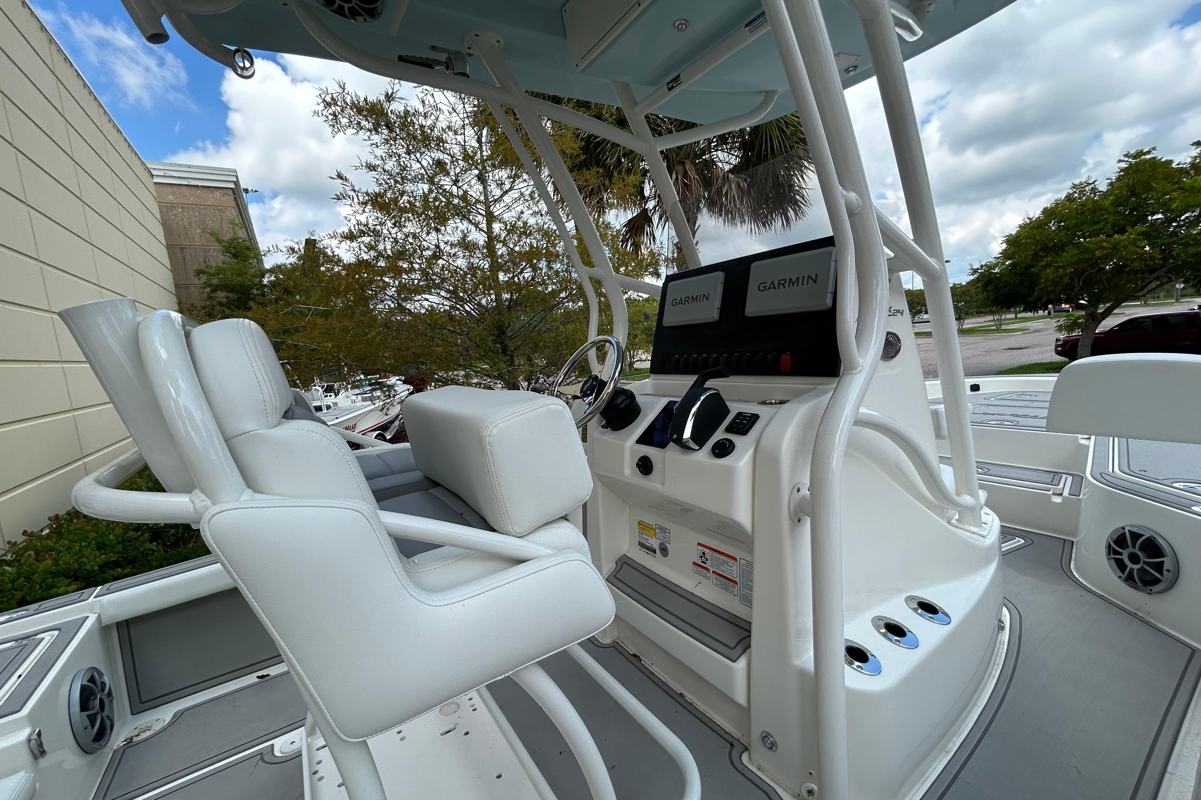 2025 Mako 24 APEX boat interior with dual Garmin displays and white seating.