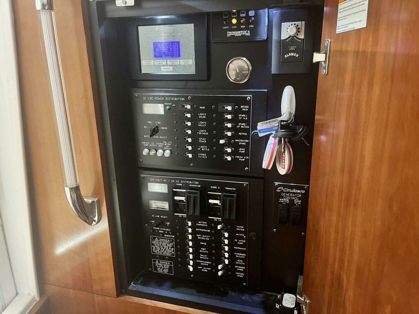 2008 Cruisers Yachts 390 Sport Coupe - Image 20