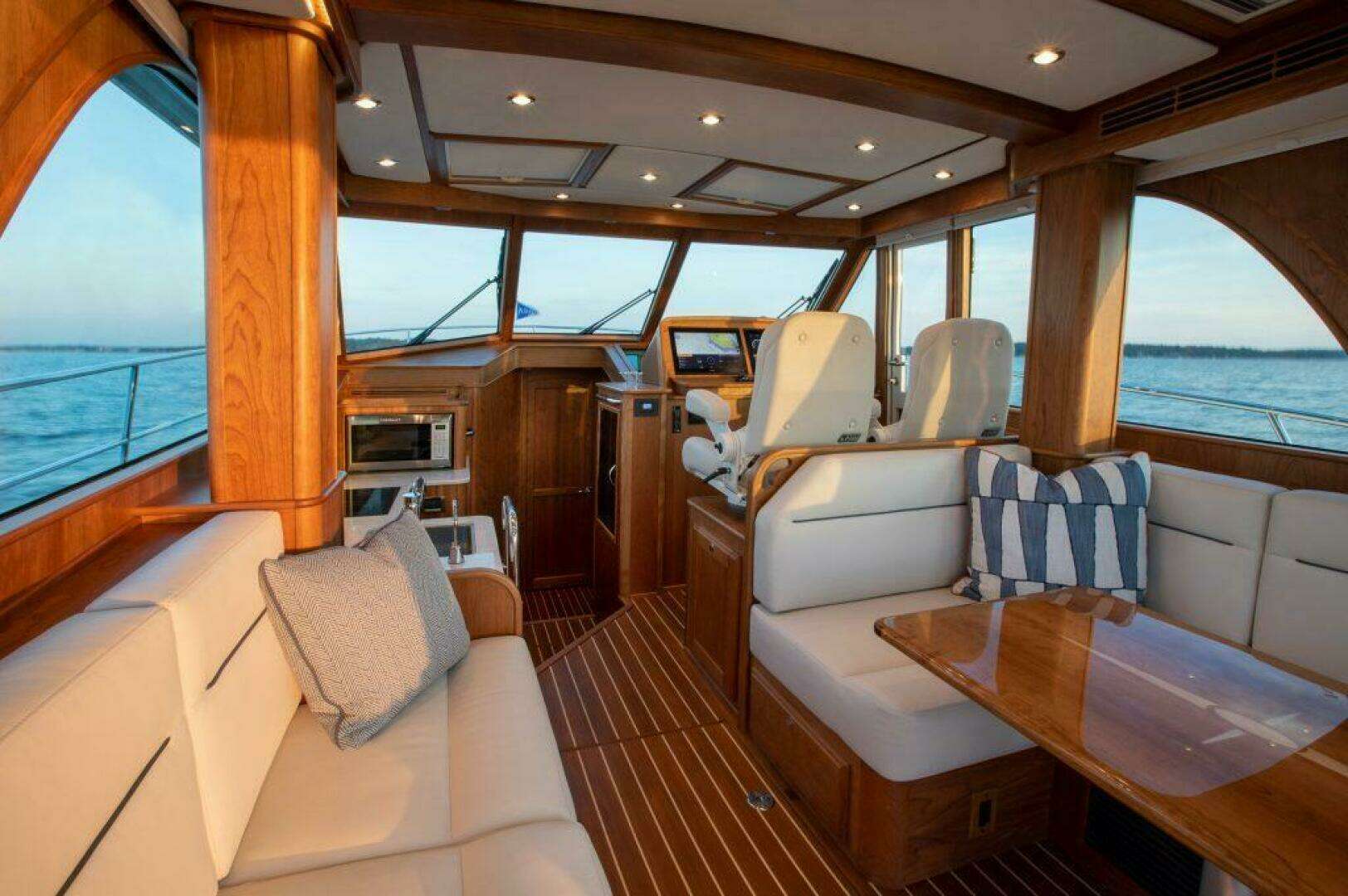 2027 Sabre 43 Salon Express - Image 14