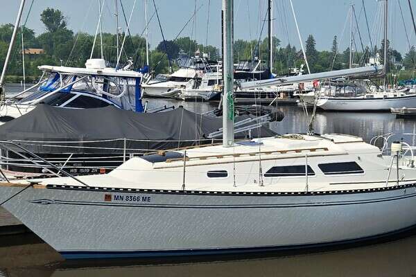 1976 Islander 28