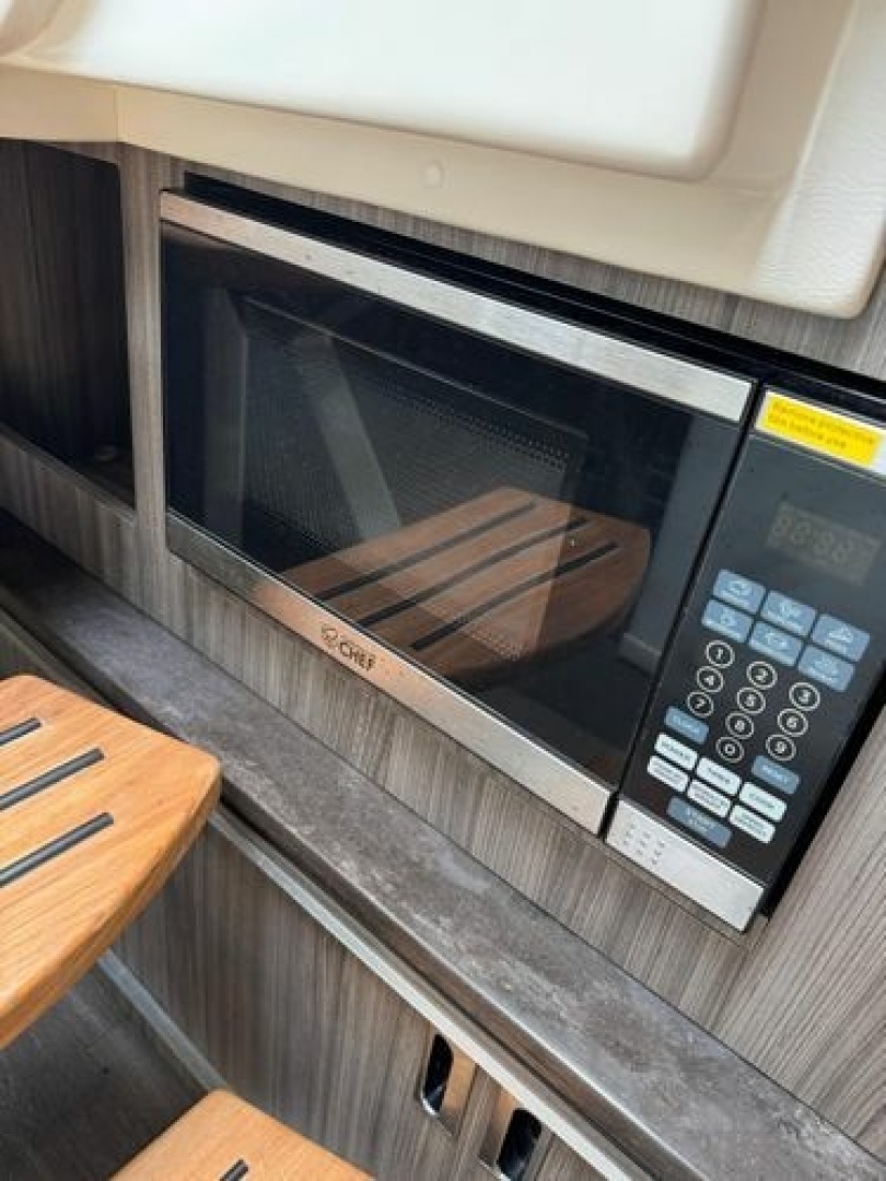 2021 Sea Ray Sundancer 320 Outboard - Image 23