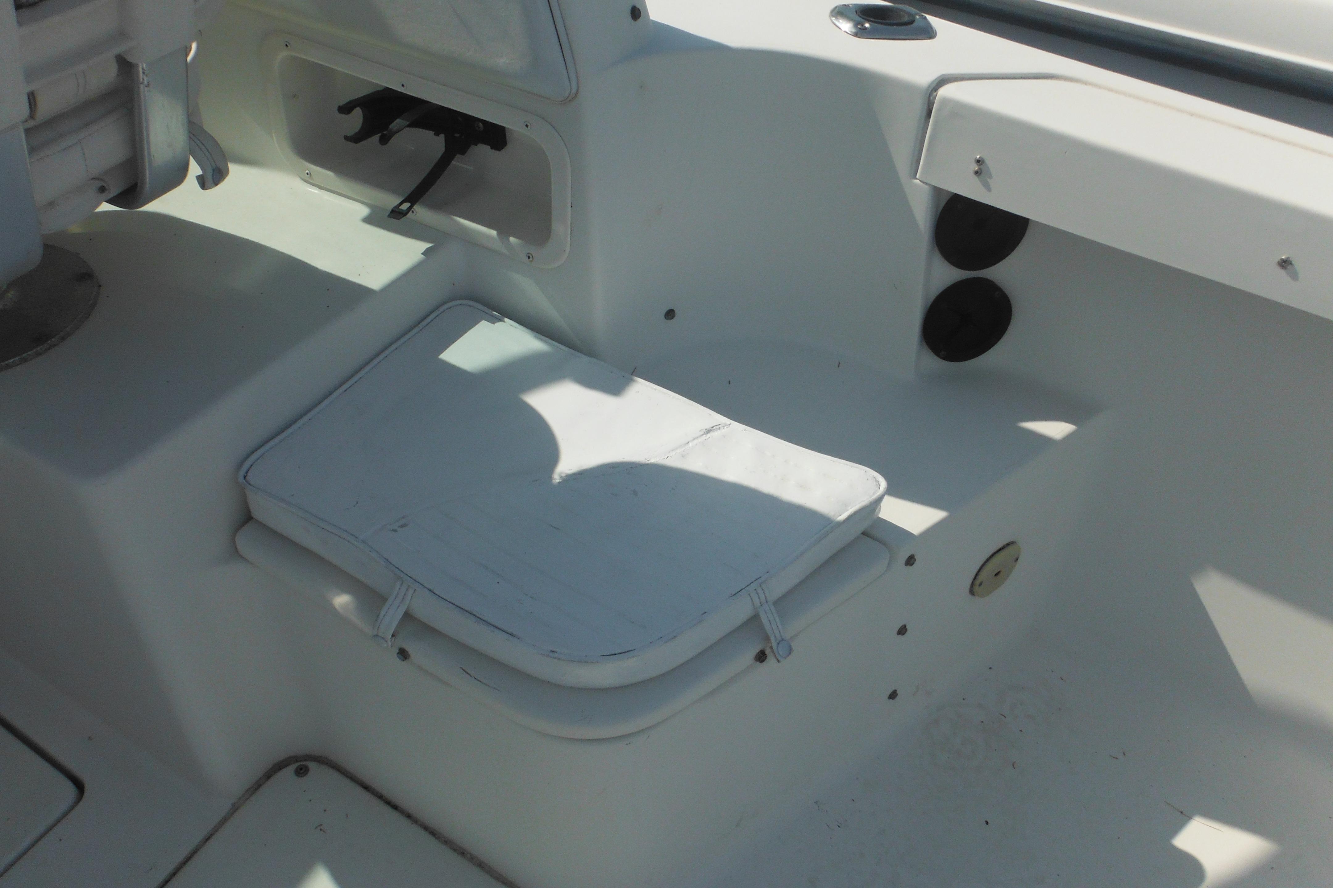 2005 Seaswirl Striper 2101 Walkaround O/B boat interior seating area.