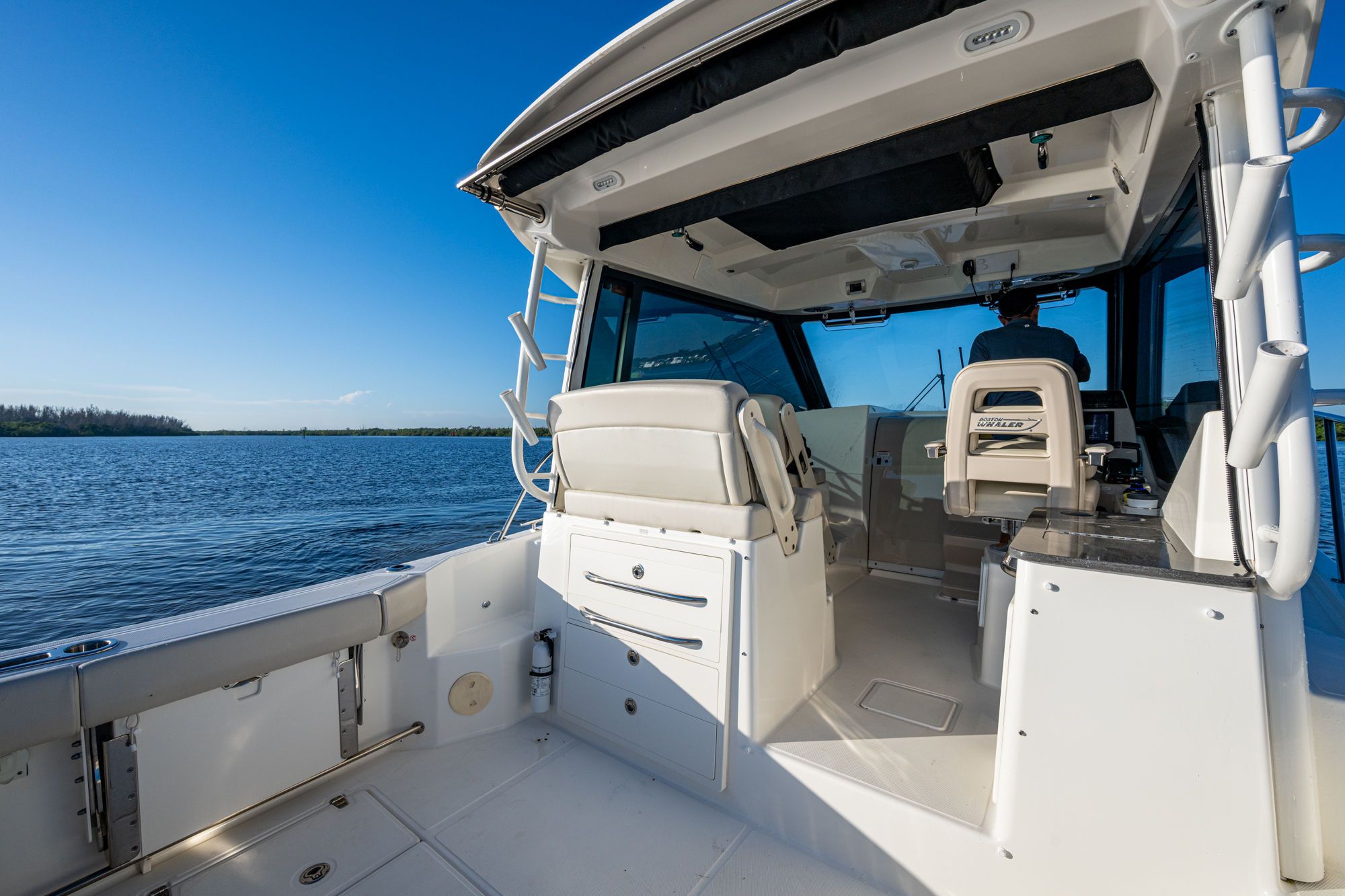 2023 BOSTON WHALER 325 CONQUEST - Image 24