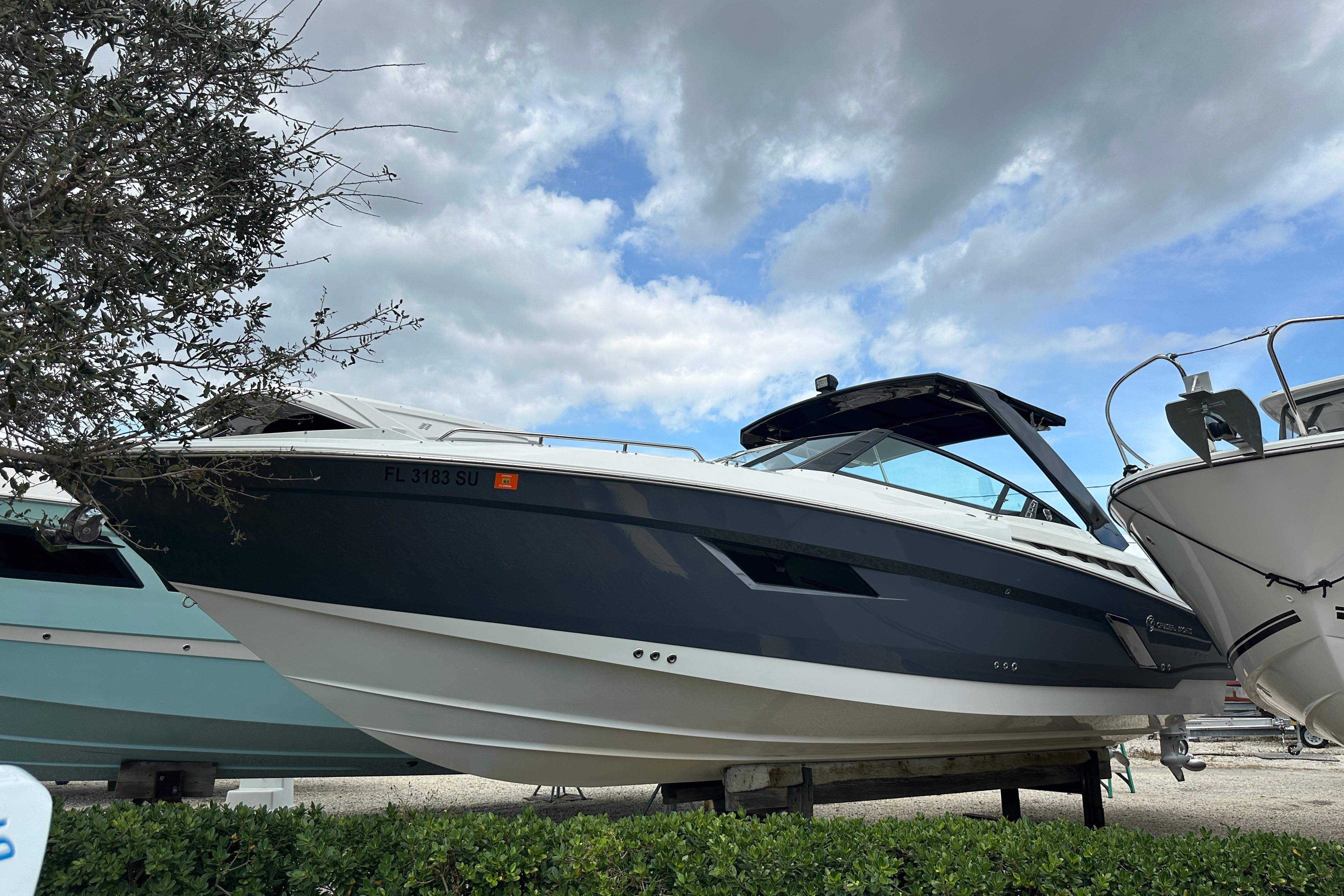 2019 Cruisers Yachts 338 Outboard