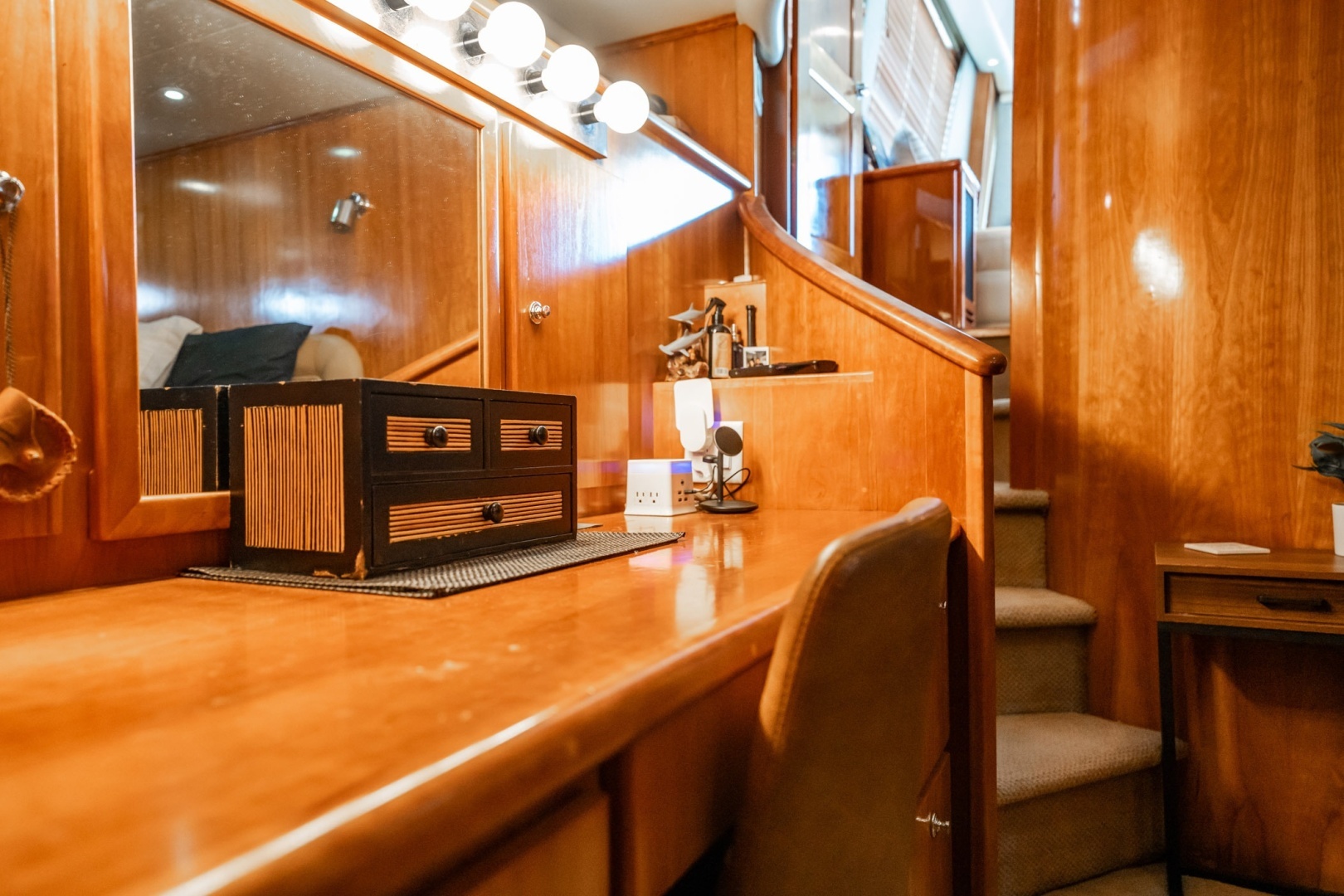2004 Navigator 5700 Rival Pilothouse - Image 31