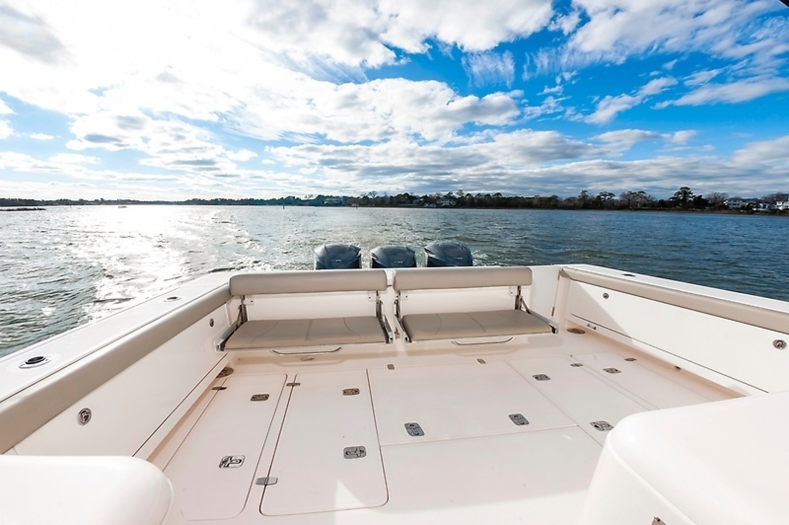 2015 Pursuit 385 OS - Image 10