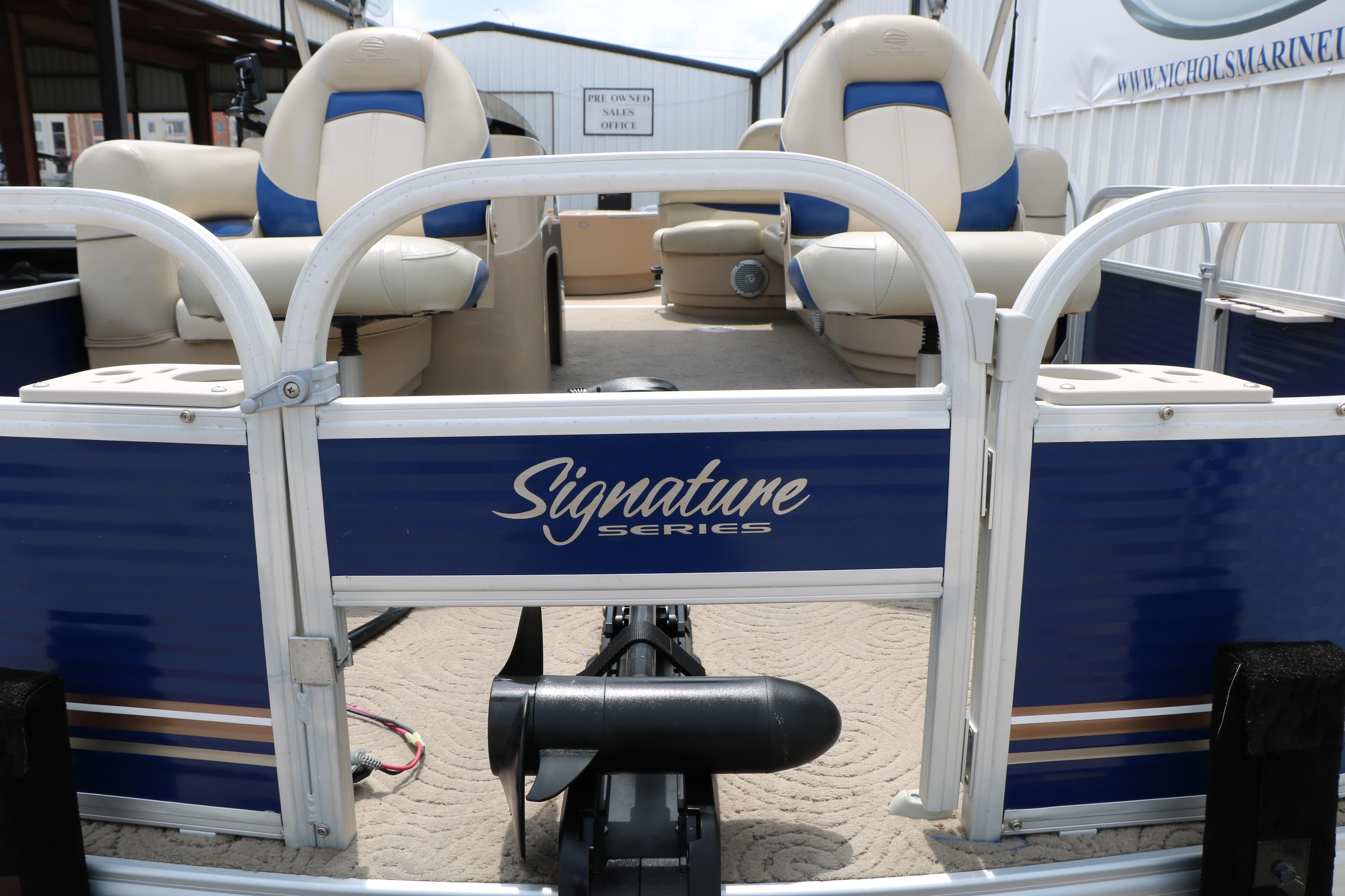 2013 Sun Tracker Fishin' Barge 20 DLX pontoon boat with Signature Series seating.