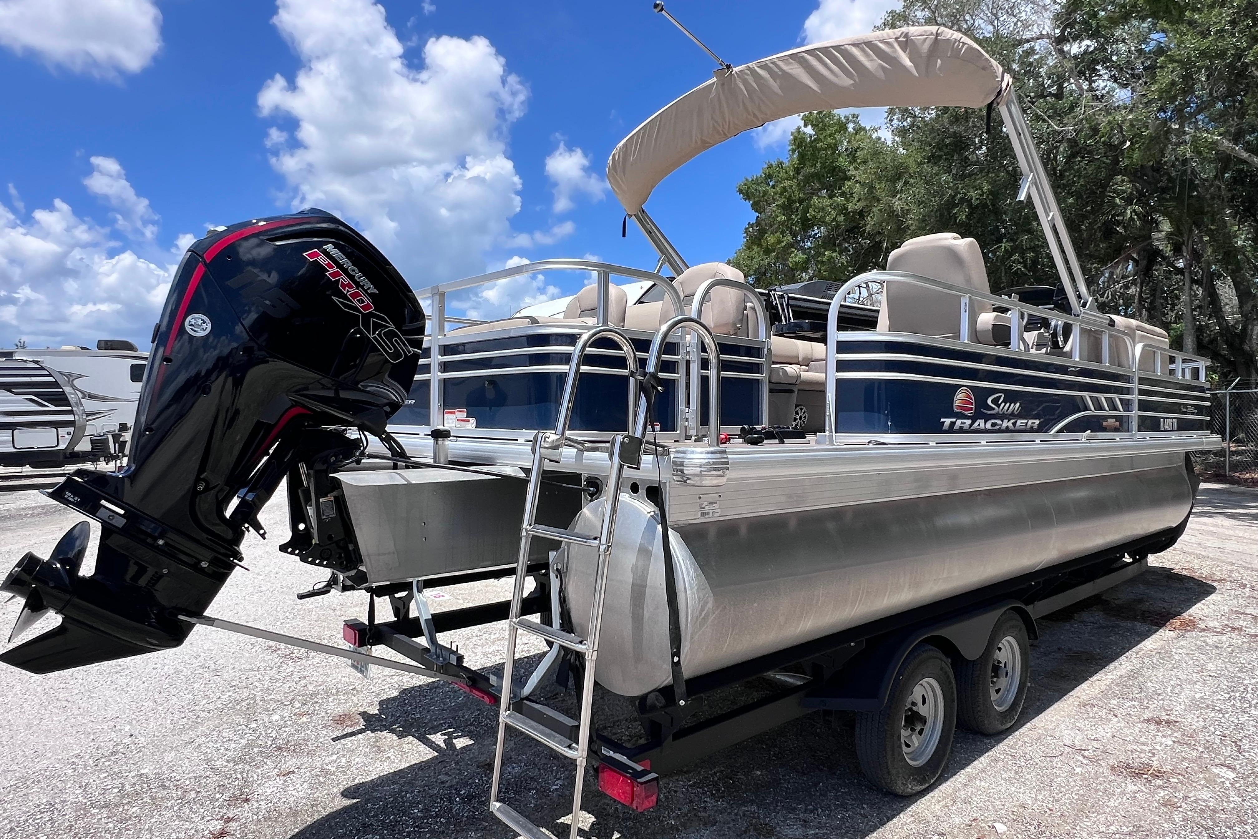 2023 Sun Tracker Fishin' Barge 22 DLX