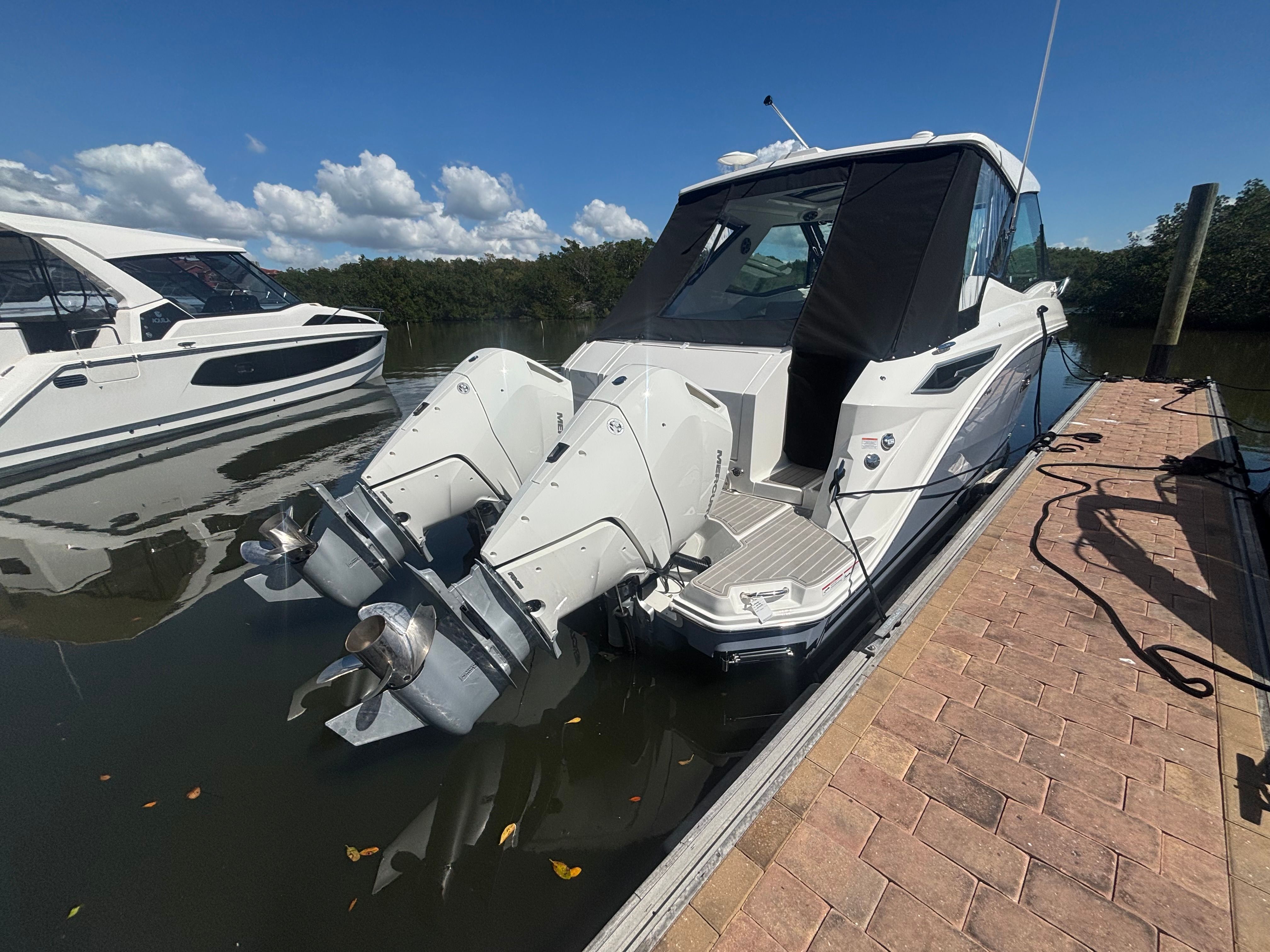 2026 Sea Ray Sundancer 320 Outboard
