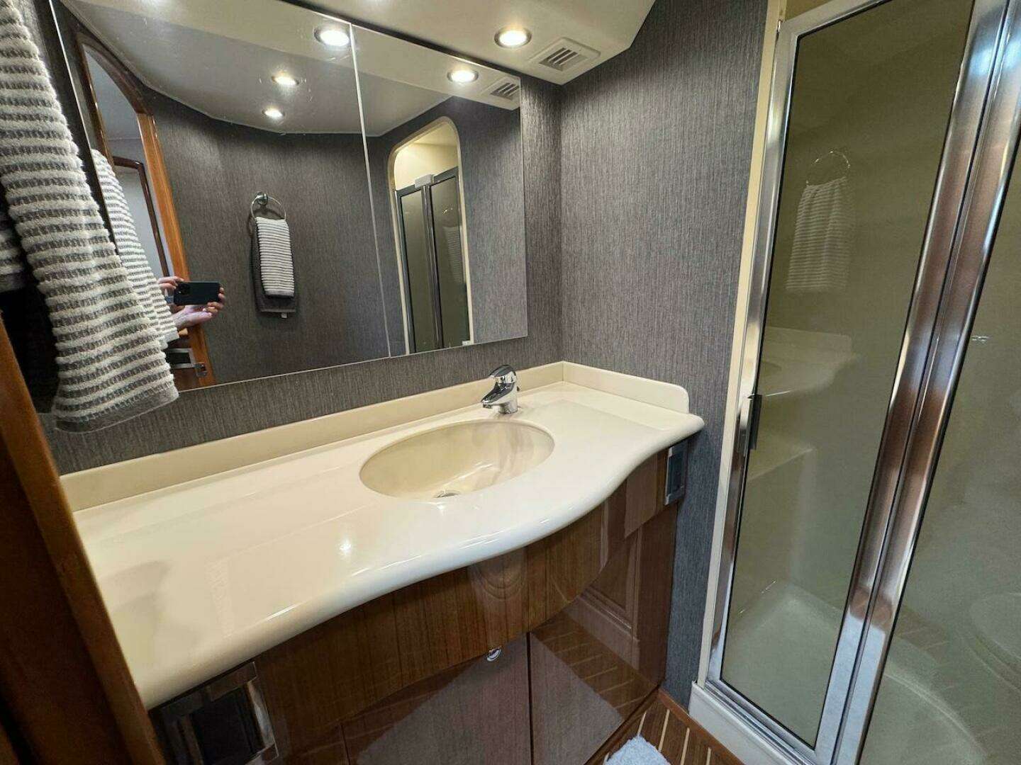 2007 Viking 52 Convertible - Image 18