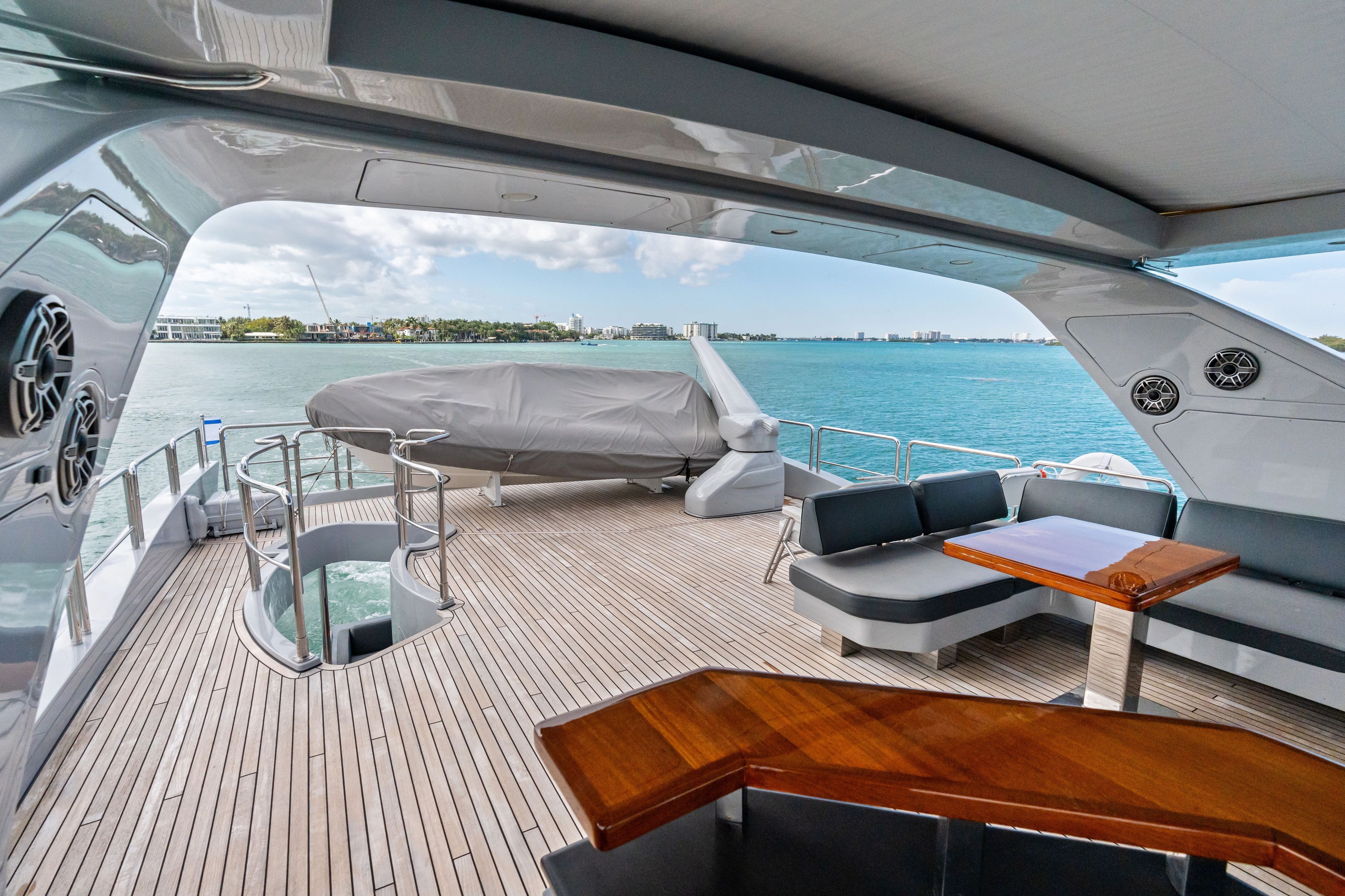 Azimut Flybridge 85 Yacht 2009 with modern deck and ocean view.