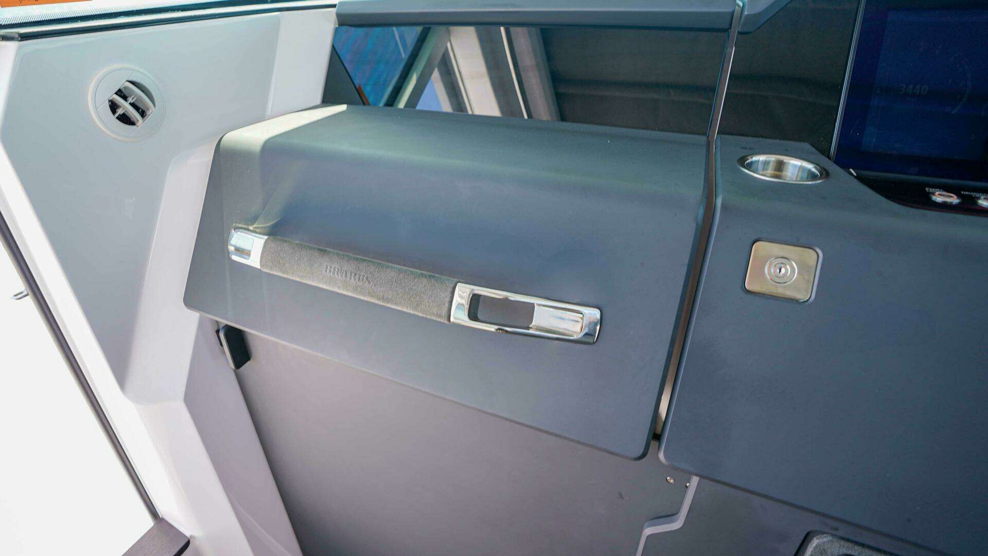 2024 Axopar 37 XC Cross Cabin - Image 24