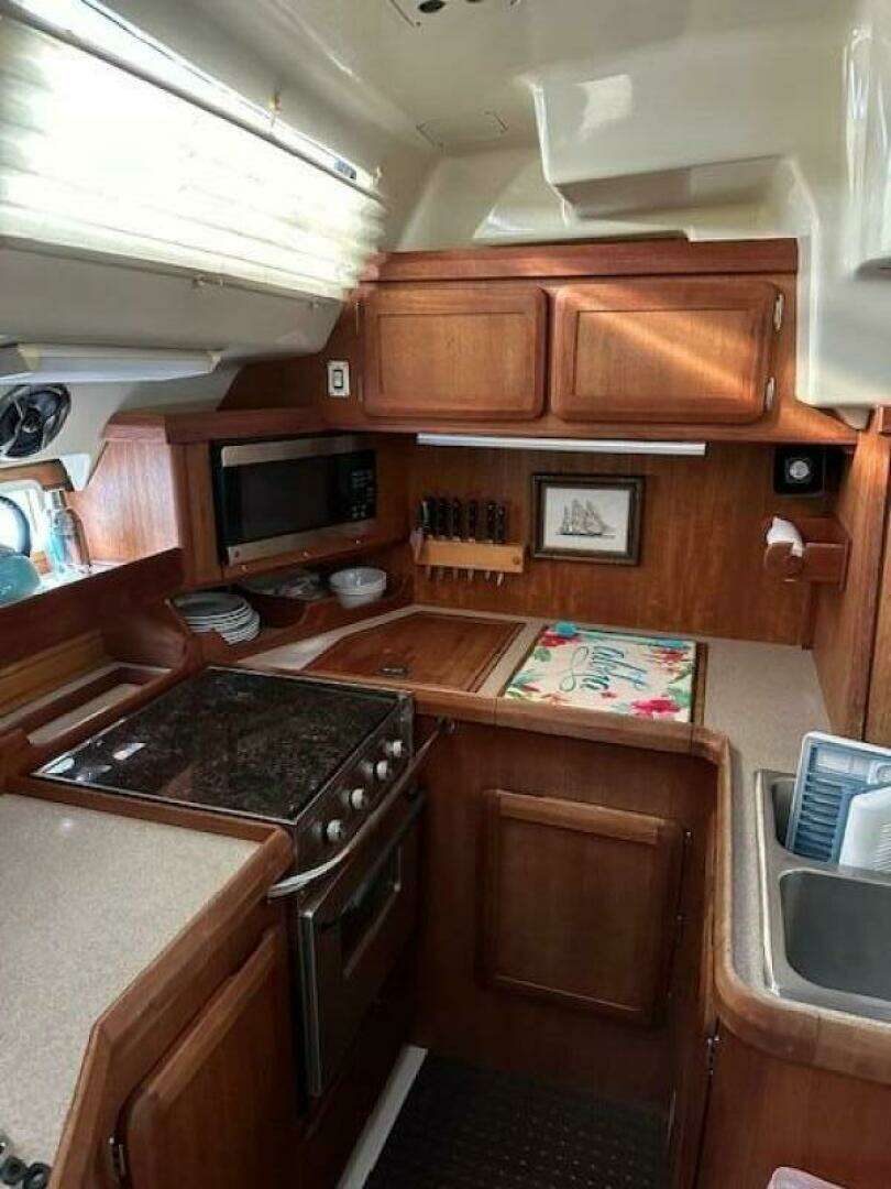 1991 Hunter Passage 42 - Image 3