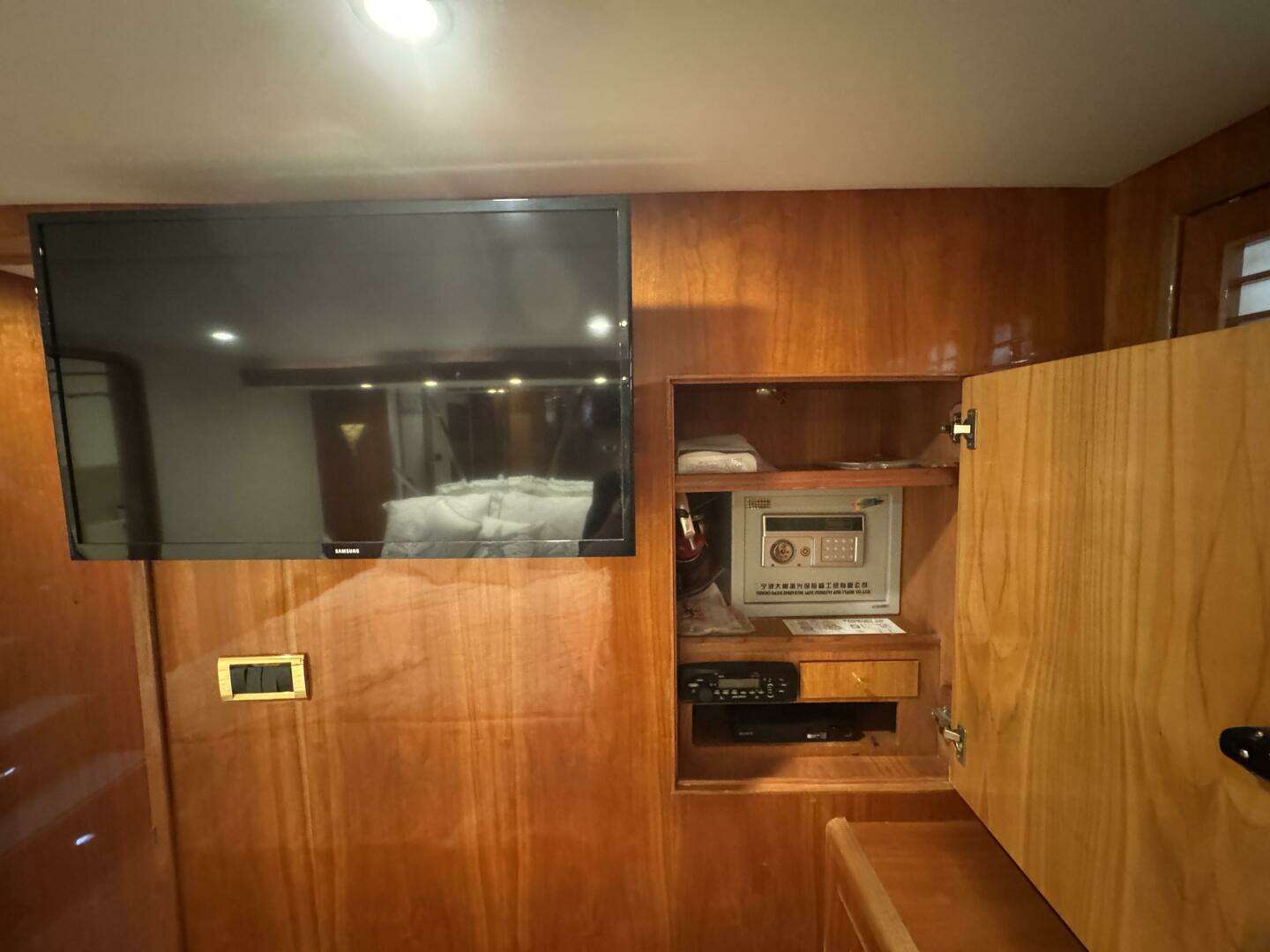 2004 Altima 55 Pilothouse - Image 41