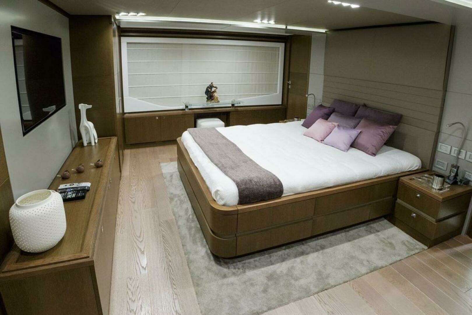 2014 Custom Line 100 - Image 58