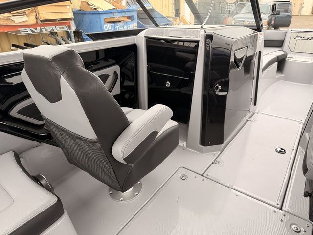 2026 Yamaha Boats 255XD - 8