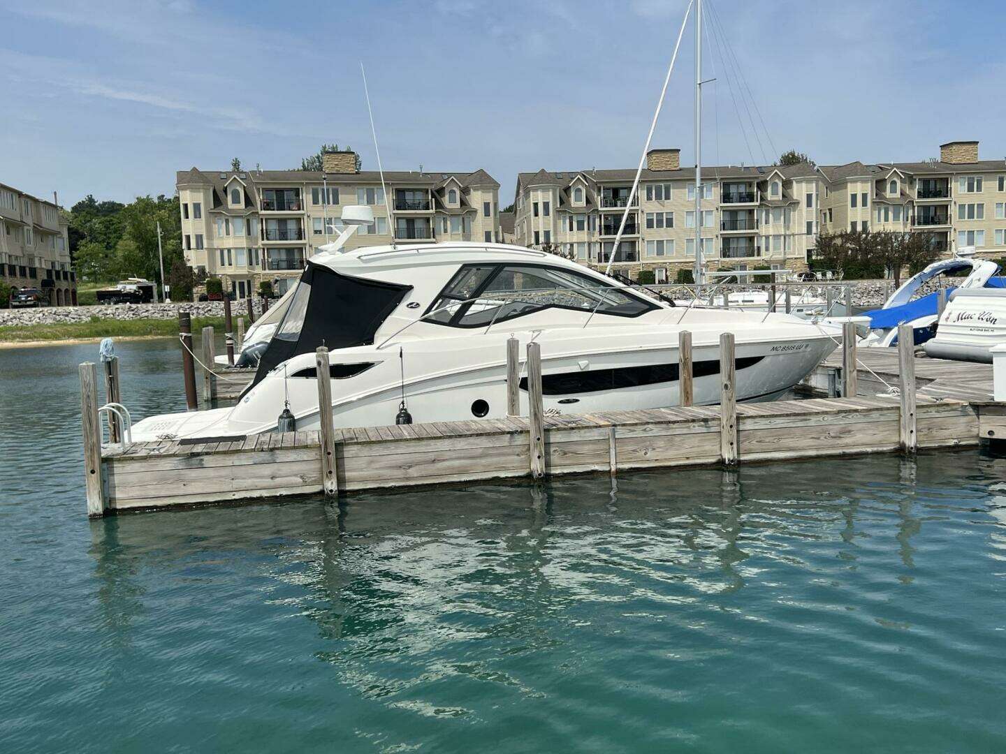 2019 Sea Ray Sundancer 350 Coupe - Image 9