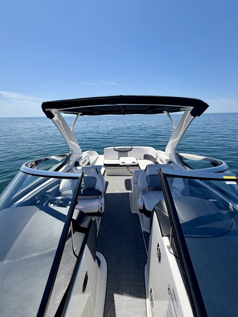 2018 Chaparral 307 - Image 11