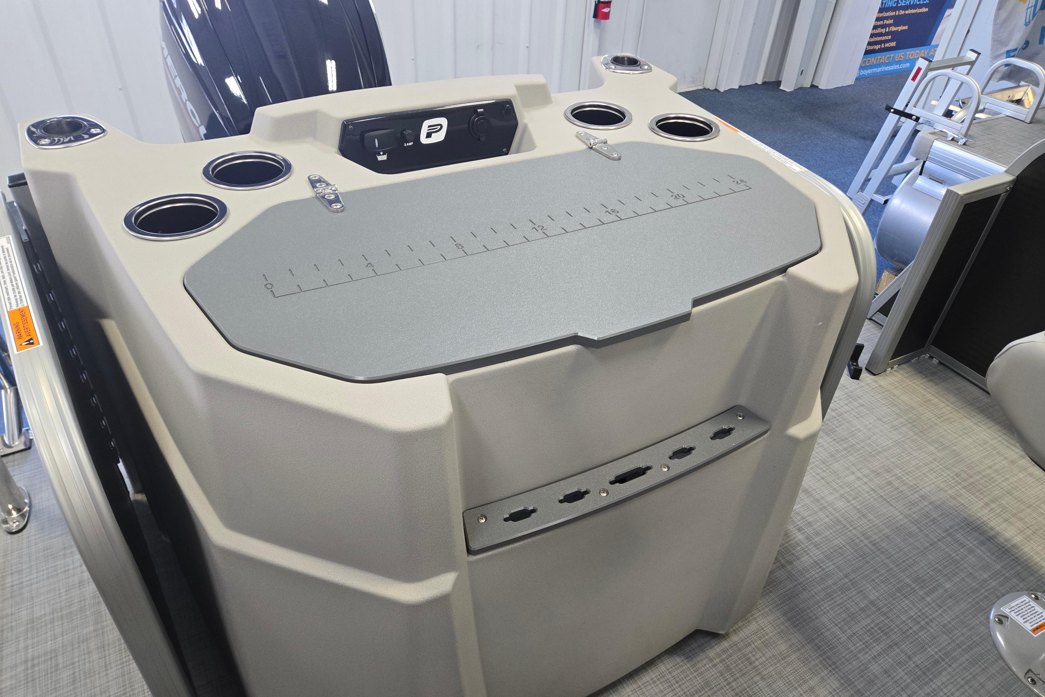 2026 Princecraft Sportfisher 21-2RS boat console with cup holders and measurement guide.