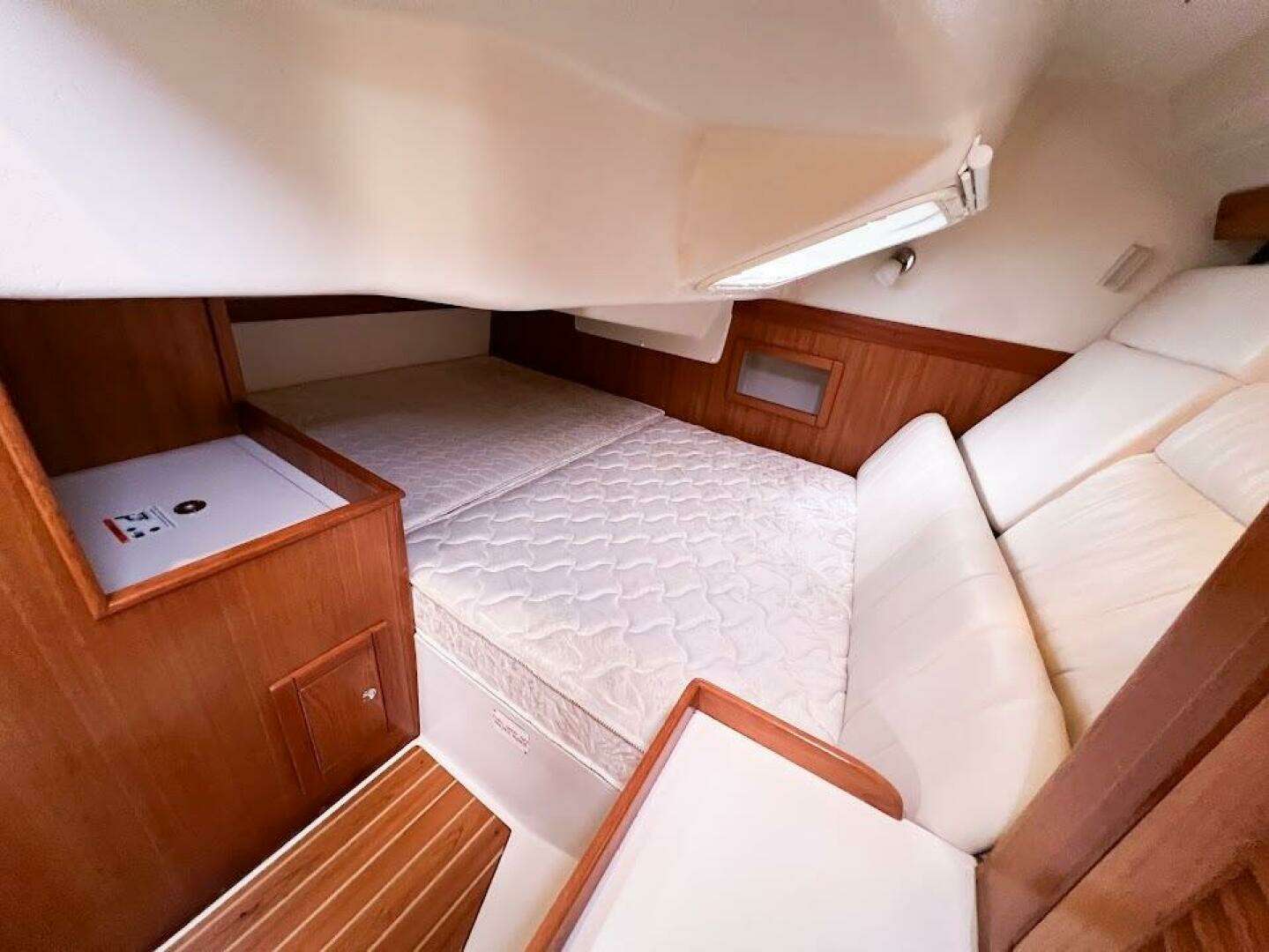 2007 Catalina 350 MK II - Image 32