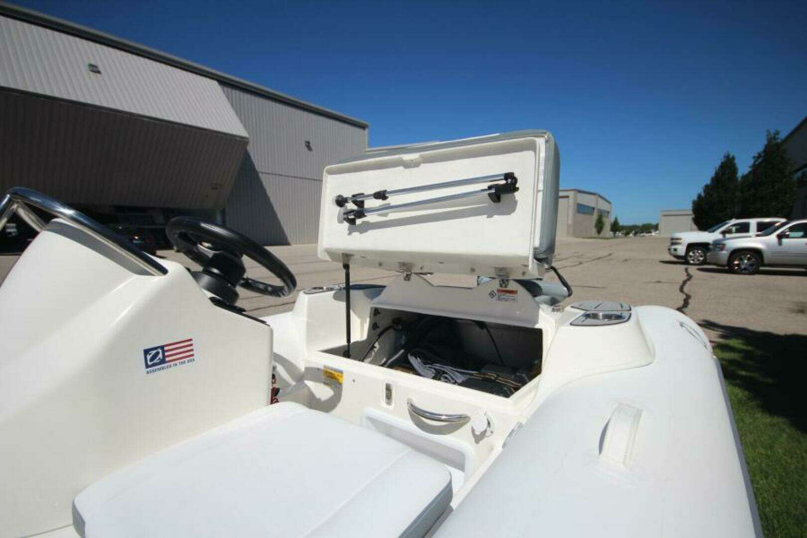 2025 Zodiac Yachtline 400 DL NEO - Image 6